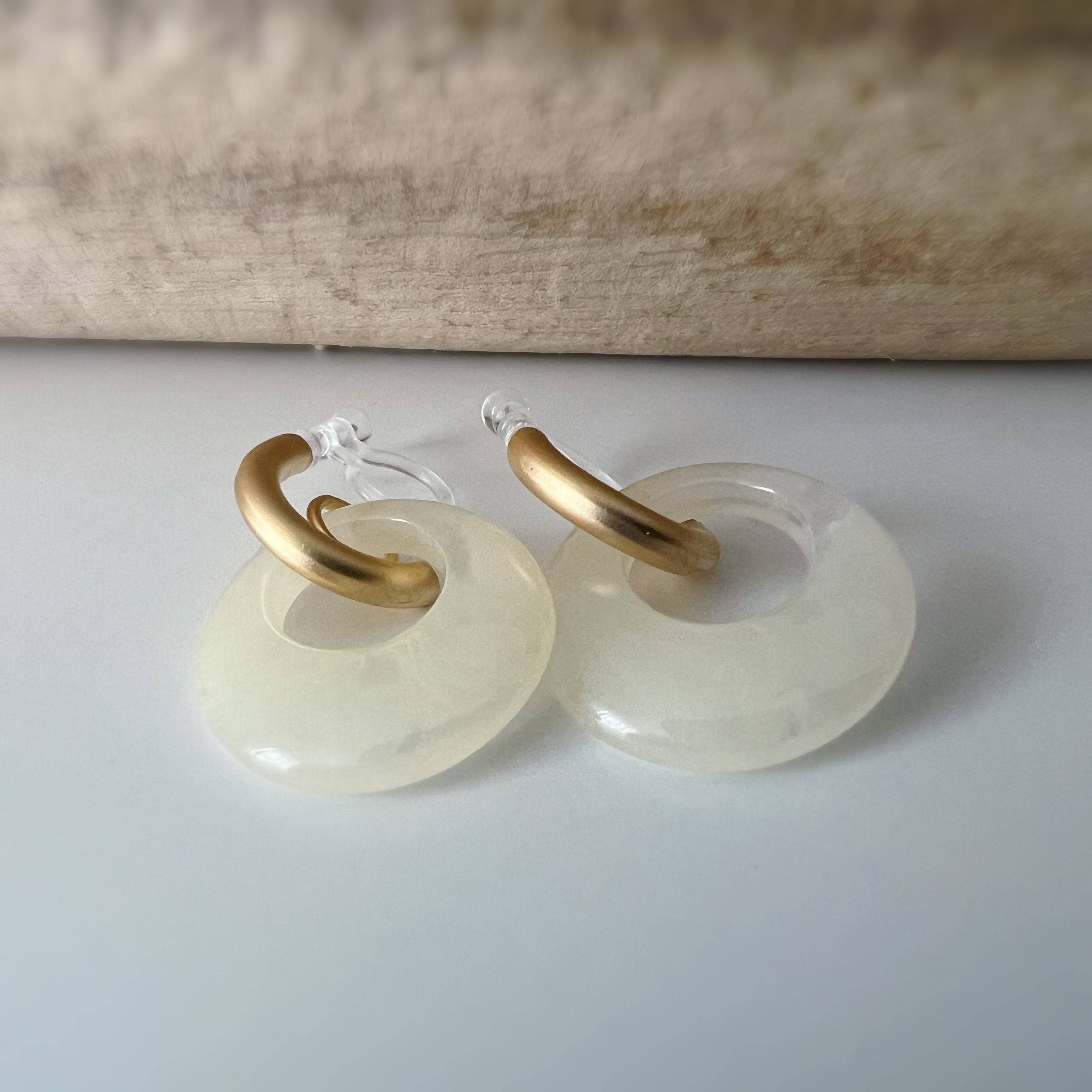 Boucles d'oreilles Acétate CLIPS Invisible. Demi cercle Or Mat. Grand cercle Acétate Couleur Blanc / Marron.