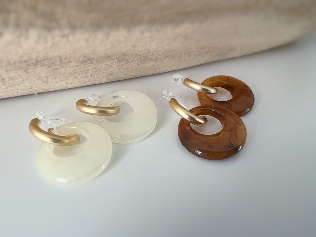 Boucles d'oreilles Acétate CLIPS Invisible. Demi cercle Or Mat. Grand cercle Acétate Couleur Blanc / Marron.