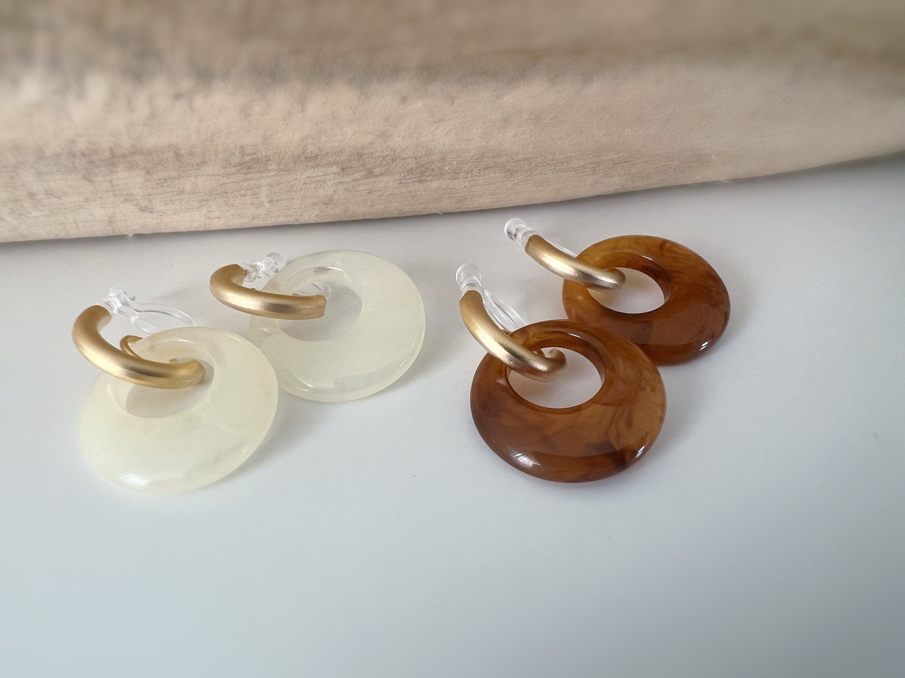 Boucles d'oreilles Acétate CLIPS Invisible. Demi cercle Or Mat. Grand cercle Acétate Couleur Blanc / Marron.
