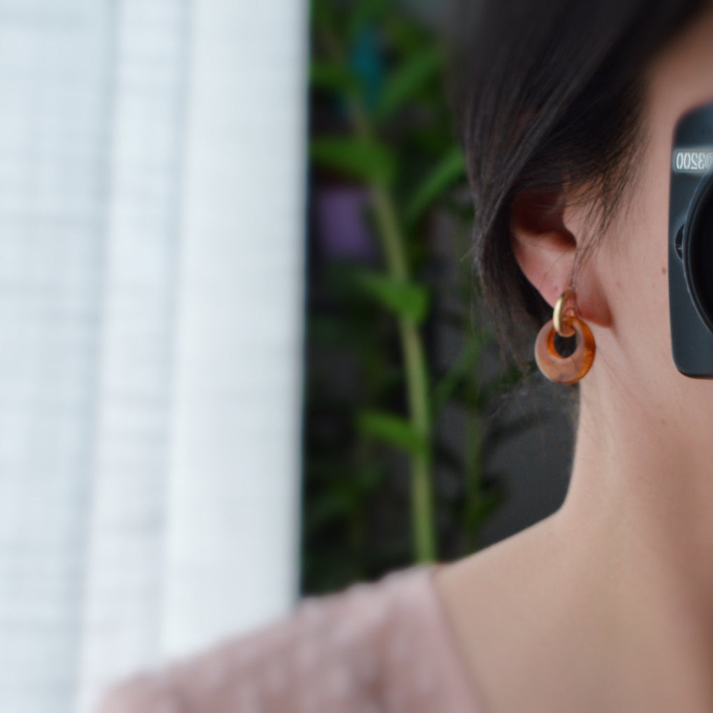 Boucles d'oreilles Acétate CLIPS Invisible. Demi cercle Or Mat. Grand cercle Acétate Couleur Blanc / Marron.