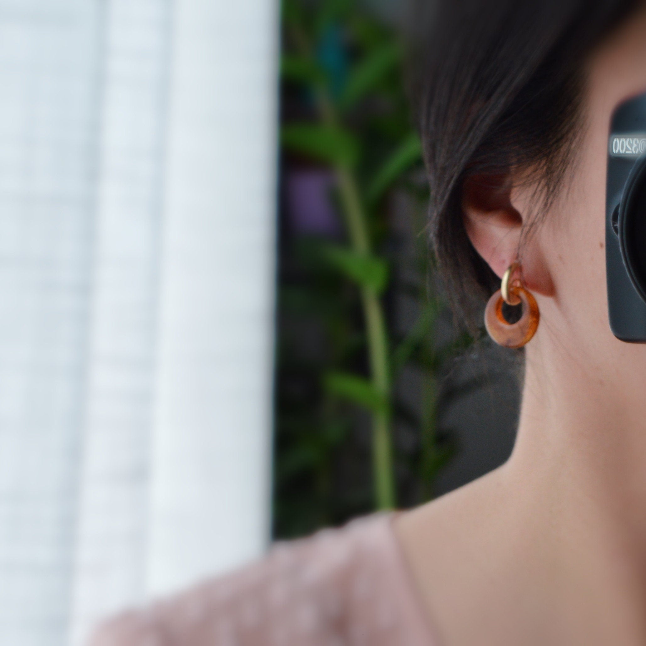 Boucles d'oreilles Acétate CLIPS Invisible. Demi cercle Or Mat. Grand cercle Acétate Couleur Blanc / Marron.