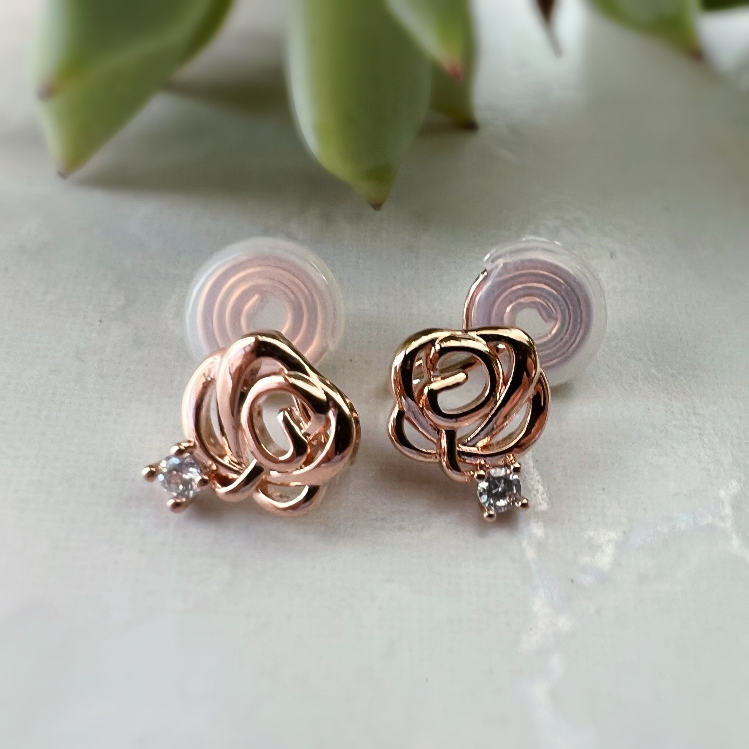 SANS DOULEUR ! Boucles d'oreilles CLIPS U spirale petite Fleur Rose Mini Pierres Zircon couleur Or rose. Clips confortable prêt à offrir