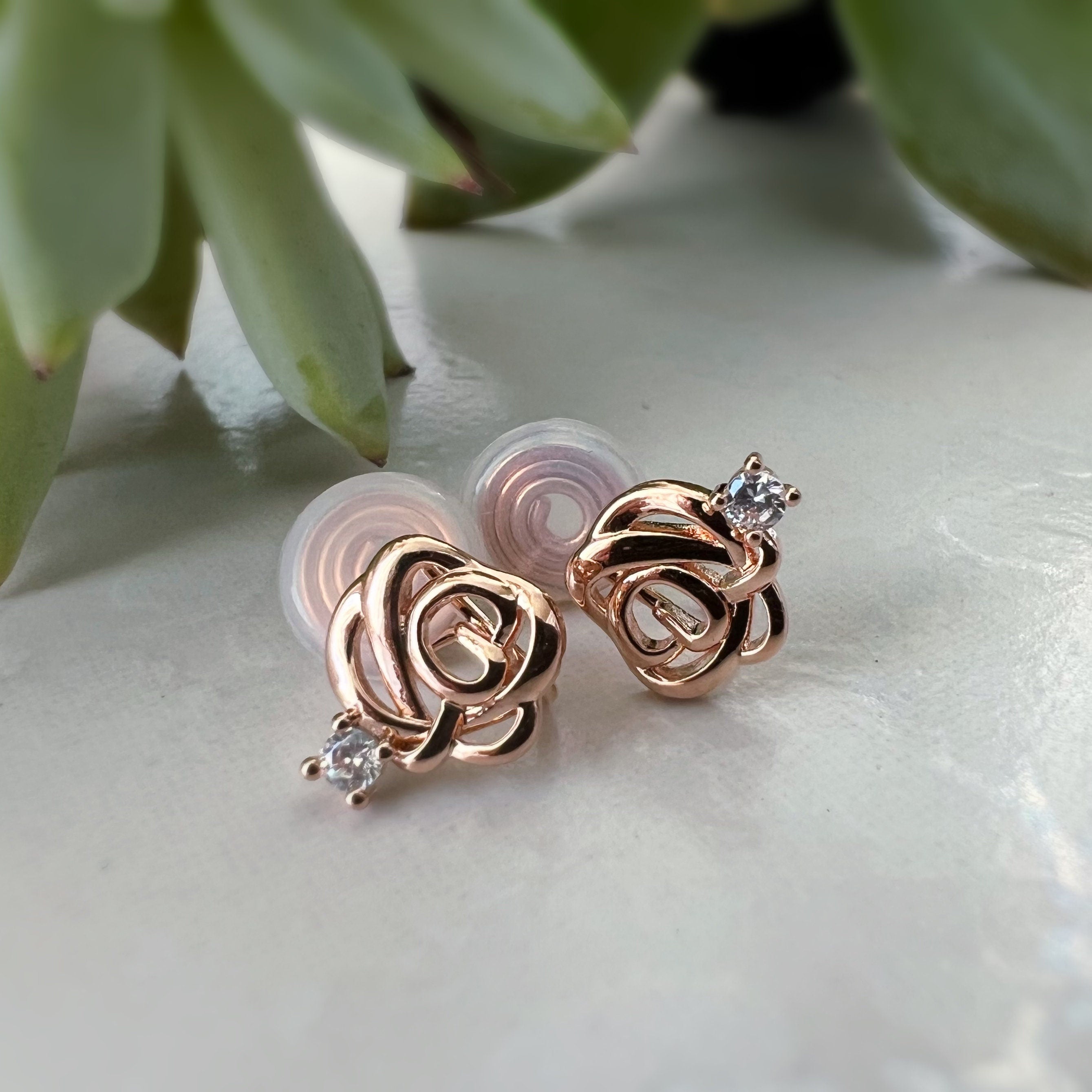 SANS DOULEUR ! Boucles d'oreilles CLIPS U spirale petite Fleur Rose Mini Pierres Zircon couleur Or rose. Clips confortable prêt à offrir