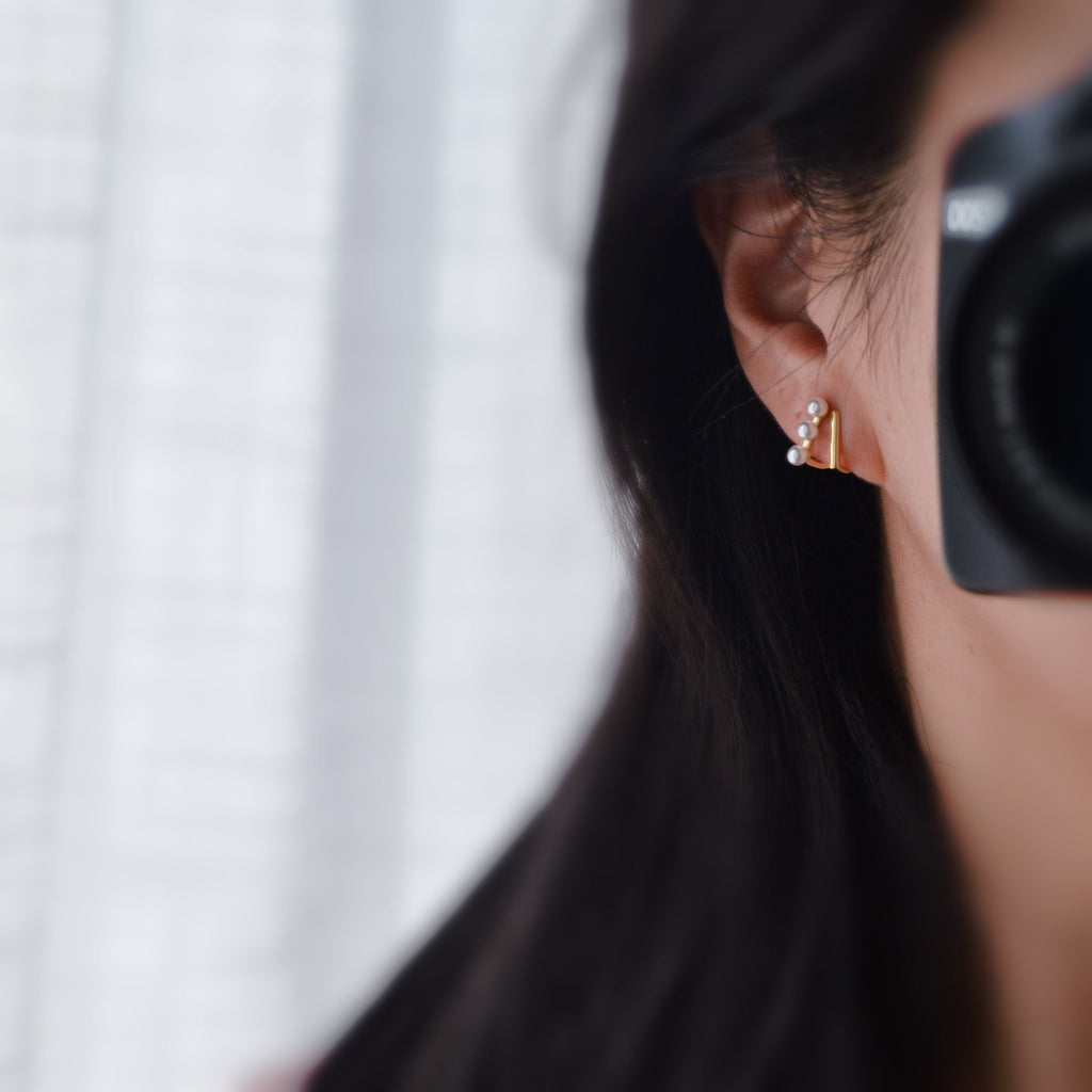 SANS DOULEUR ! Boucles d'oreilles CLIPS U spirale V triangle triple Perles blanches couleur Or. Clips confortable quotidien Prêt à offrir.