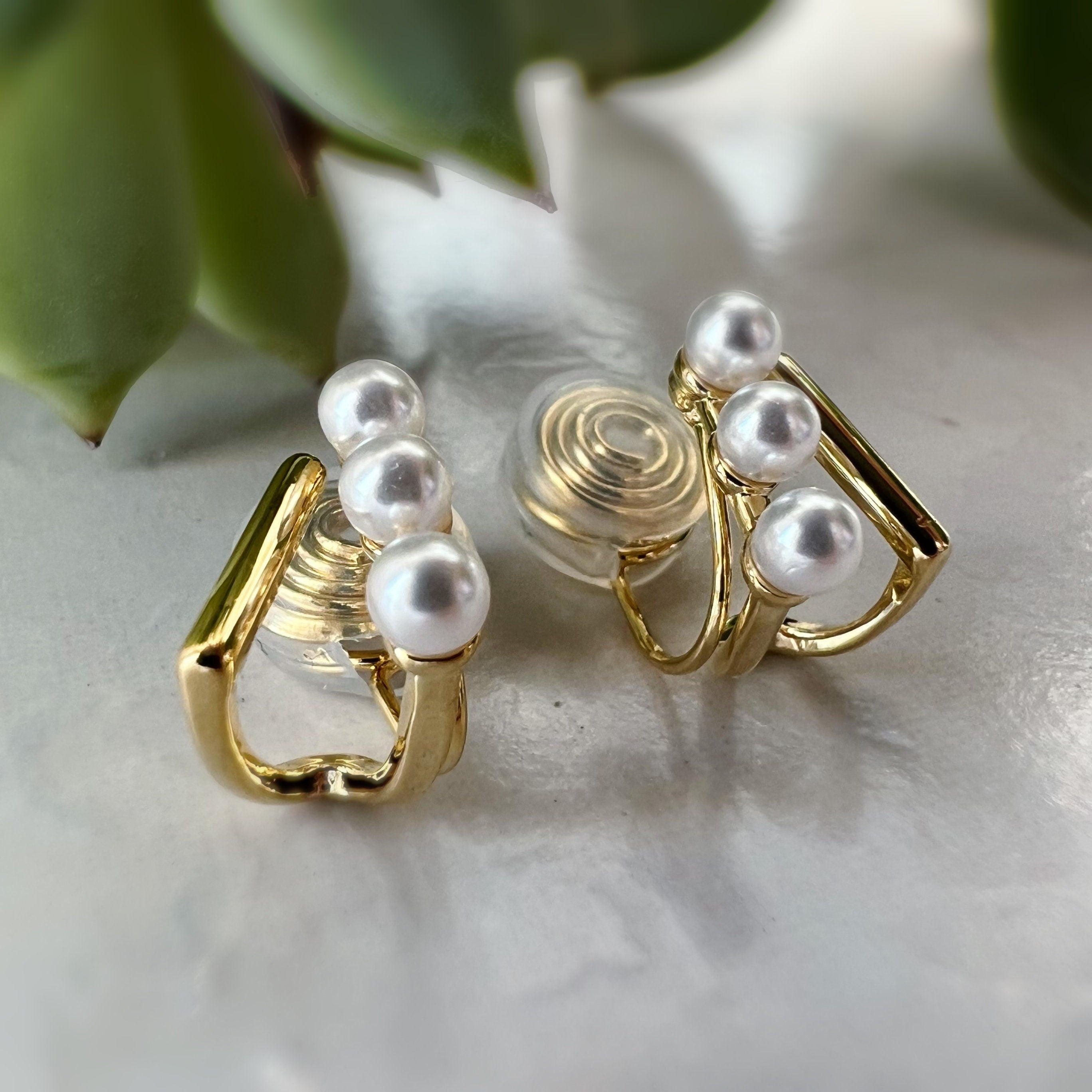 SANS DOULEUR ! Boucles d'oreilles CLIPS U spirale V triangle triple Perles blanches couleur Or. Clips confortable quotidien Prêt à offrir.