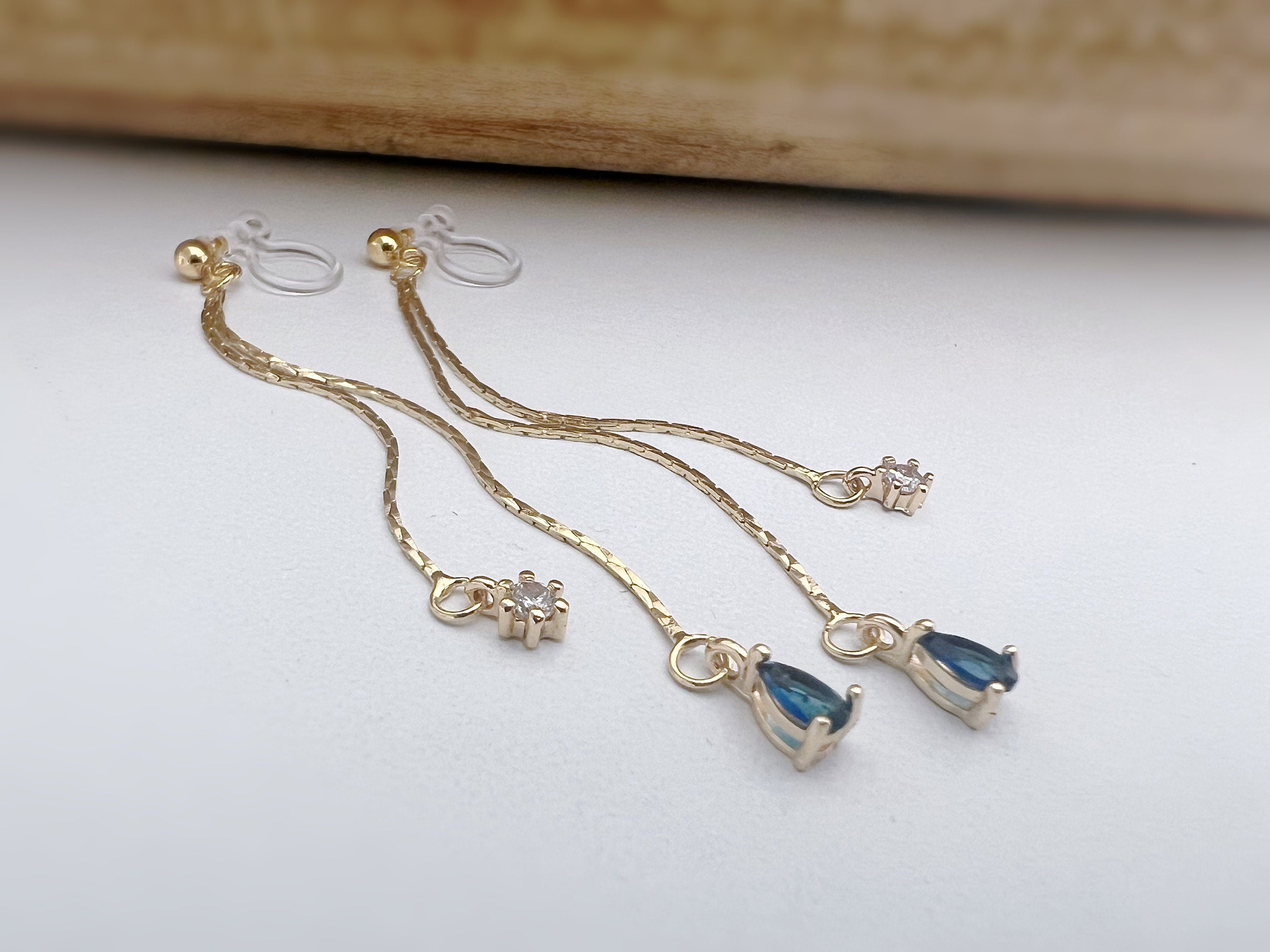Longues Boucles d'oreilles CLIPS INVISIBLES pendantes double chaînes serpent or mini Zircon, Goutte d'eau bleu marine. Prêt à offrir