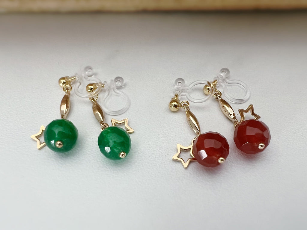 Noël, Boucles d'oreilles CLIPS INVISIBLES pendantes Or, Perle facettes Rouge /Verte petite Etoile creuses. Cadeau Noël prêt à offrir