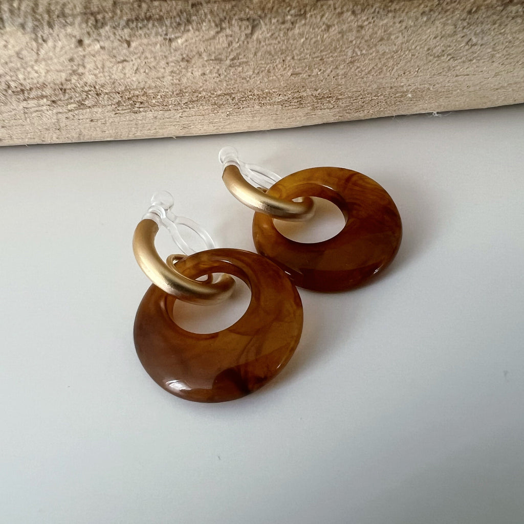 Boucles d'oreilles Acétate CLIPS Invisible. Demi cercle Or Mat. Grand cercle Acétate Couleur Blanc / Marron.