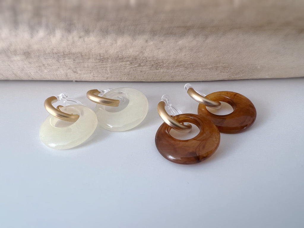 Boucles d'oreilles Acétate CLIPS Invisible. Demi cercle Or Mat. Grand cercle Acétate Couleur Blanc / Marron.