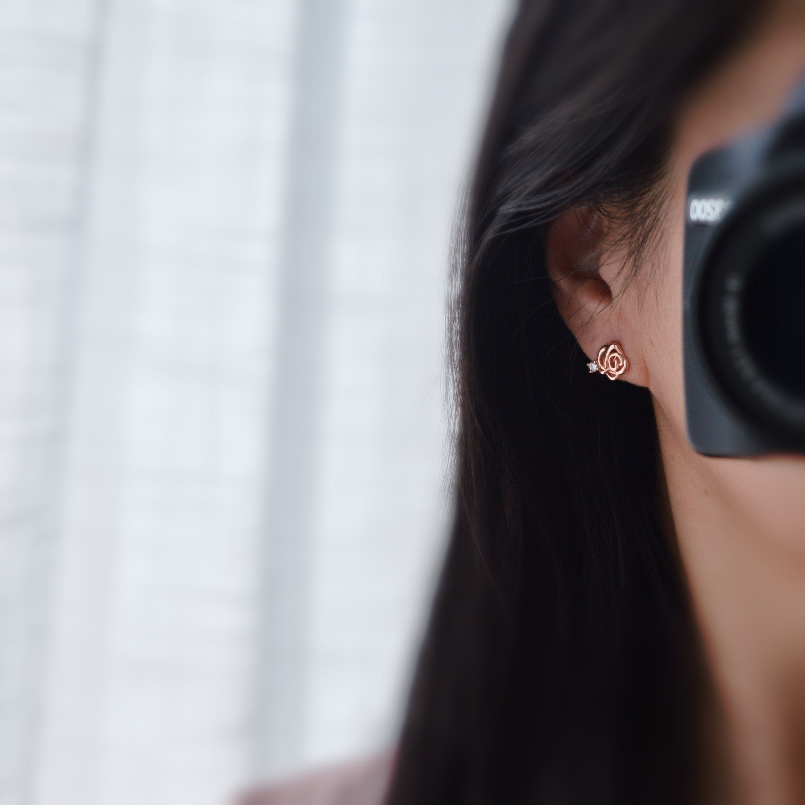 SANS DOULEUR ! Boucles d'oreilles CLIPS U spirale petite Fleur Rose Mini Pierres Zircon couleur Or rose. Clips confortable prêt à offrir