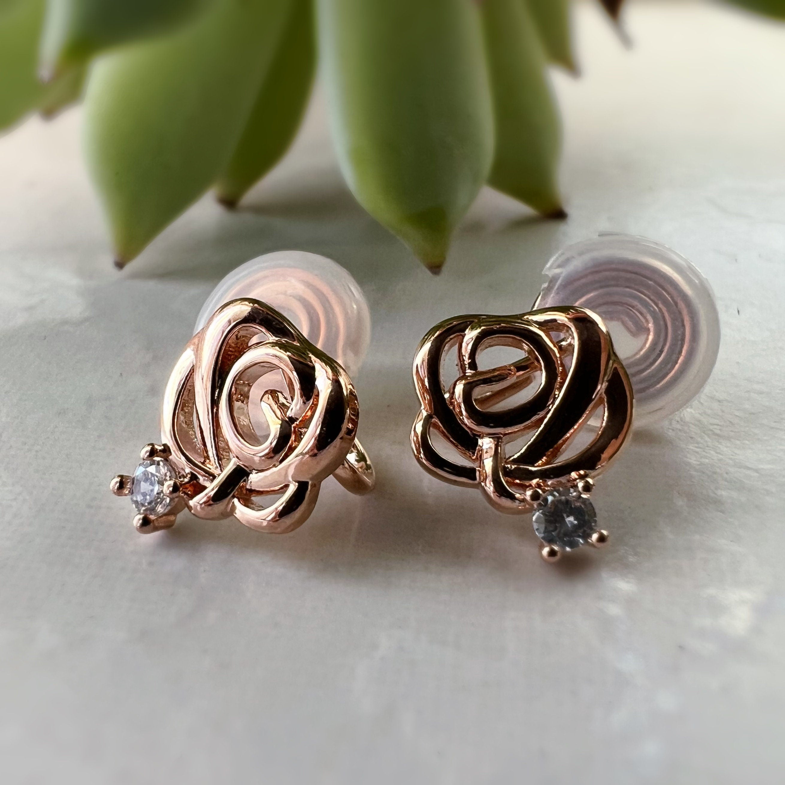 SANS DOULEUR ! Boucles d'oreilles CLIPS U spirale petite Fleur Rose Mini Pierres Zircon couleur Or rose. Clips confortable prêt à offrir