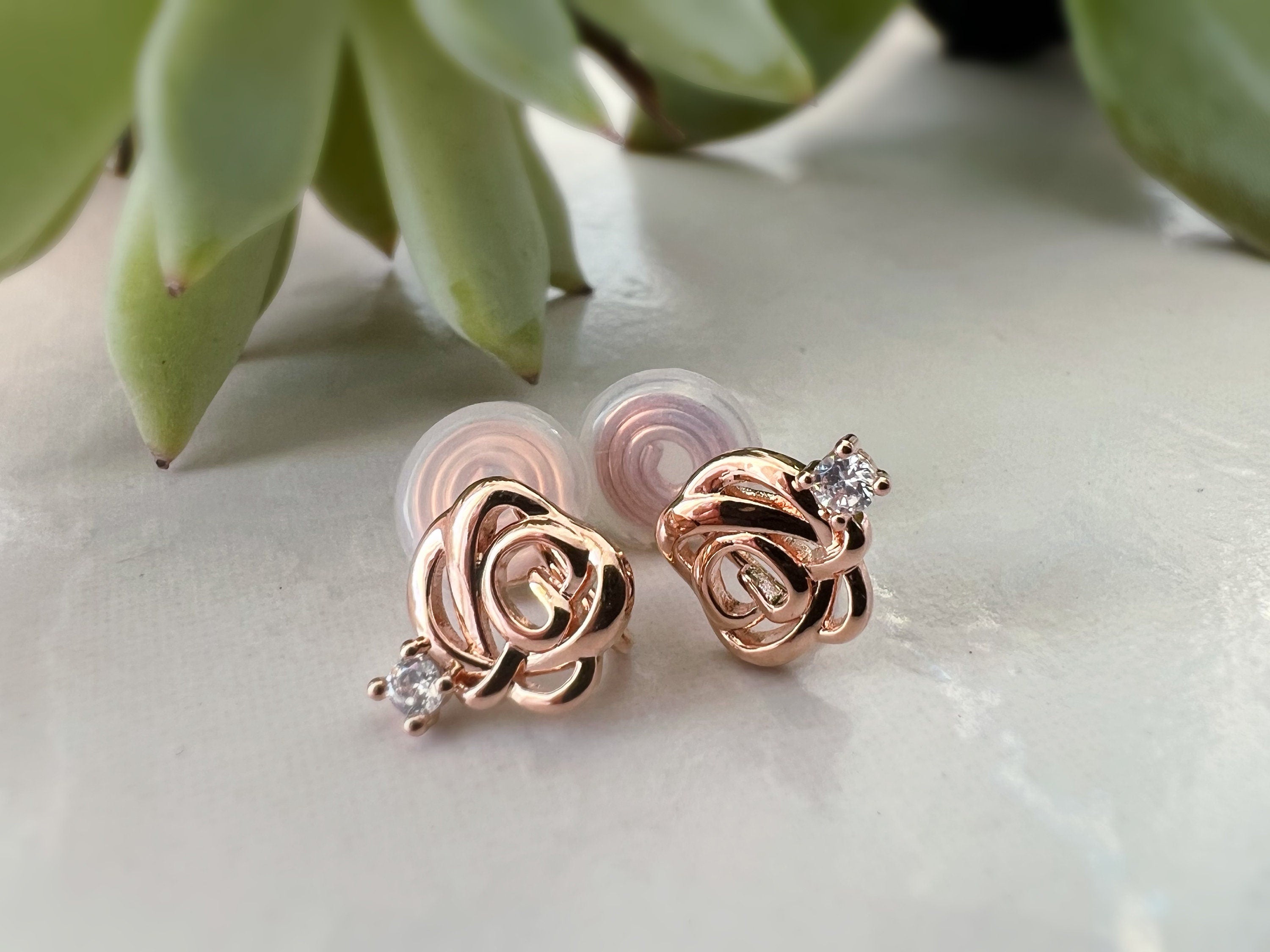 SANS DOULEUR ! Boucles d'oreilles CLIPS U spirale petite Fleur Rose Mini Pierres Zircon couleur Or rose. Clips confortable prêt à offrir