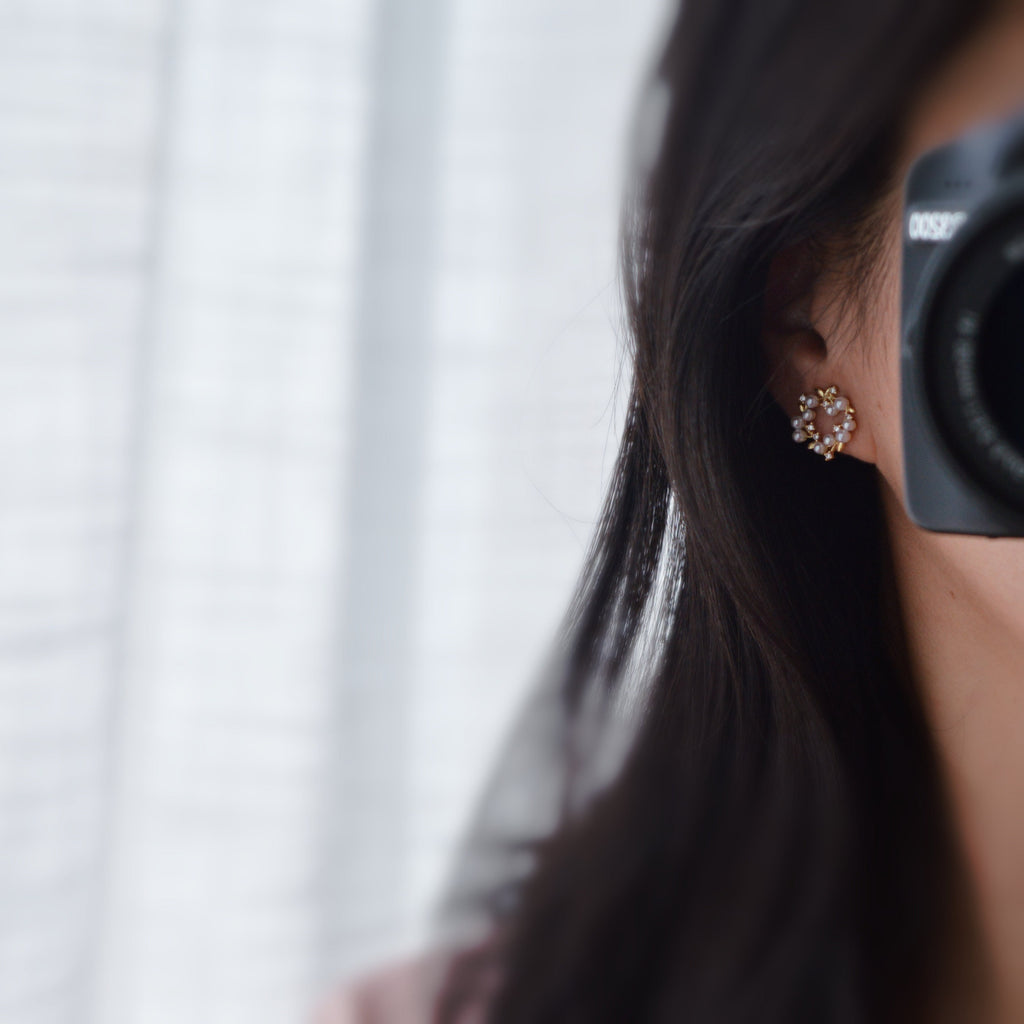 SANS DOULEUR ! Boucles d'oreilles CLIPS U Cercle branche d'olivier Mini Pierres Zircon Perle blanche Rond plaqué d'Or. Confortable.
