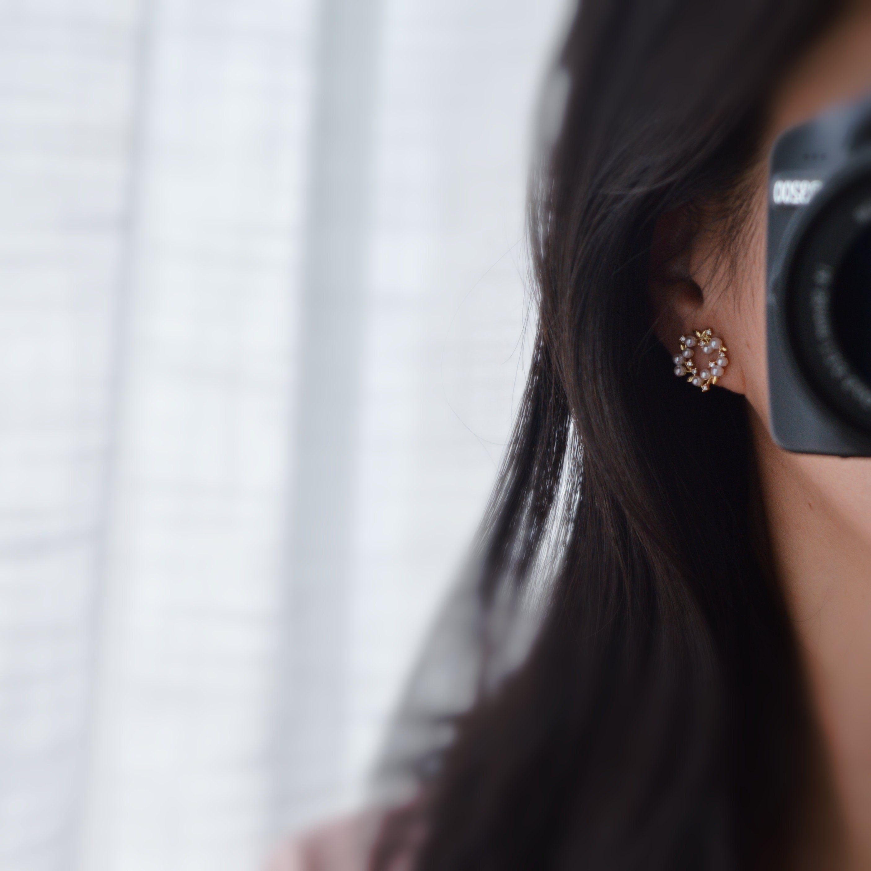 SANS DOULEUR ! Boucles d'oreilles CLIPS U Cercle branche d'olivier Mini Pierres Zircon Perle blanche Rond plaqué d'Or. Confortable.