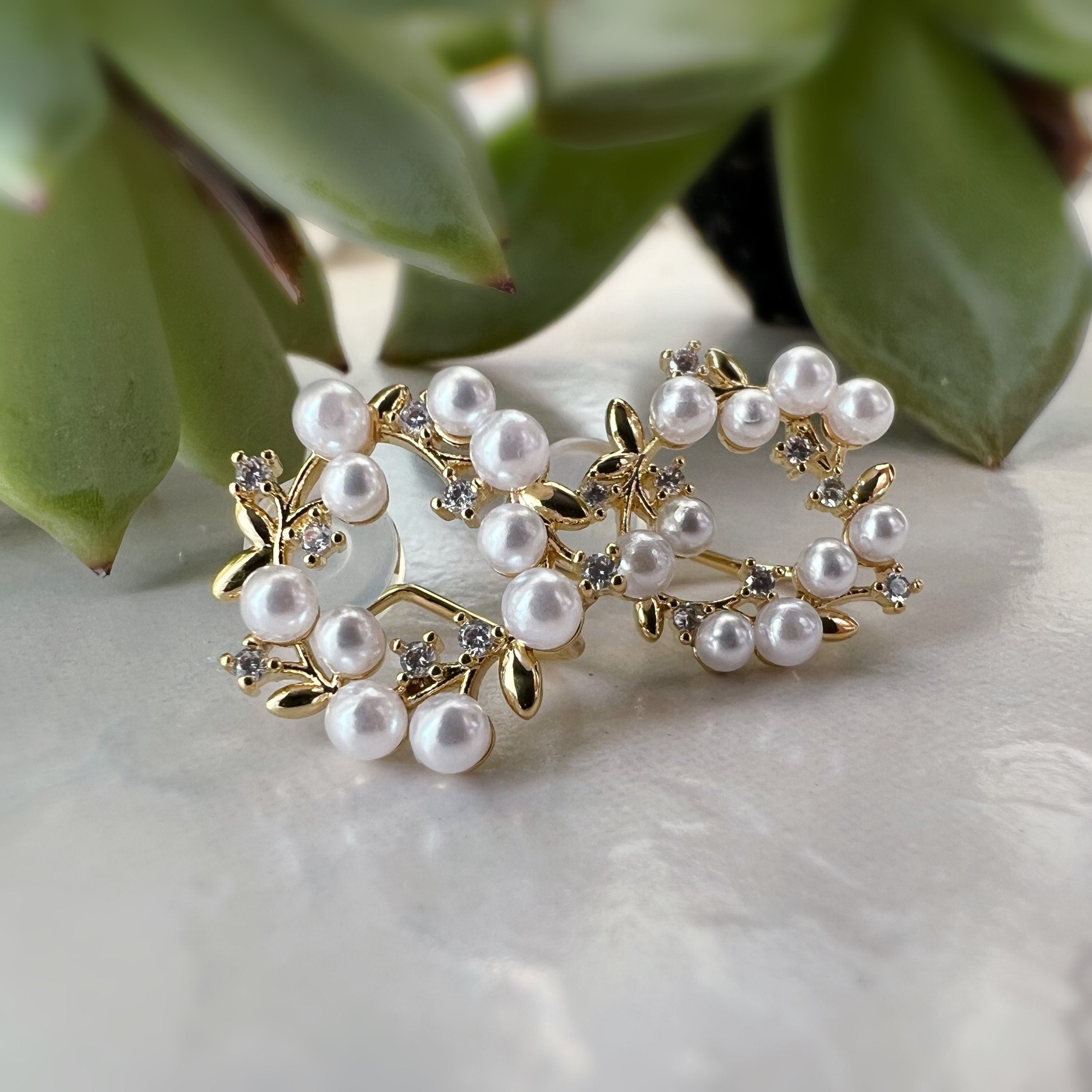 SANS DOULEUR ! Boucles d'oreilles CLIPS U Cercle branche d'olivier Mini Pierres Zircon Perle blanche Rond plaqué d'Or. Confortable.