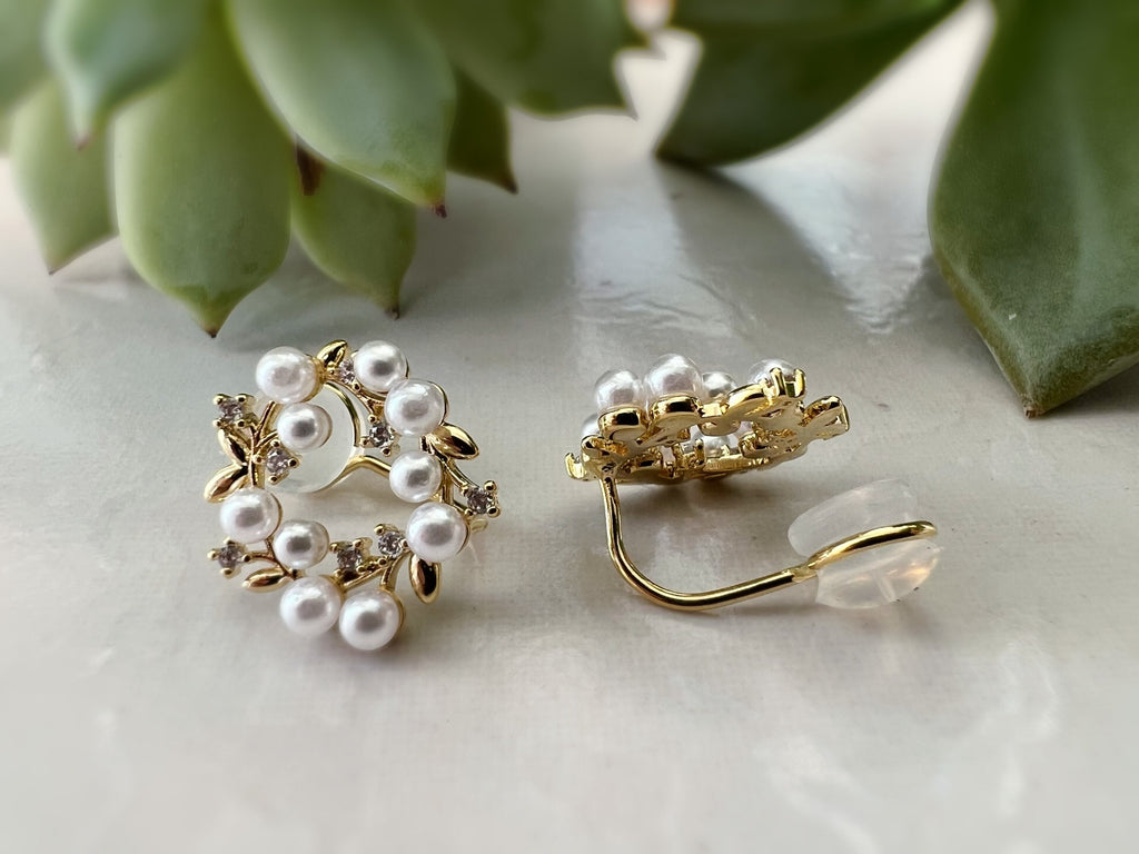 SANS DOULEUR ! Boucles d'oreilles CLIPS U Cercle branche d'olivier Mini Pierres Zircon Perle blanche Rond plaqué d'Or. Confortable.