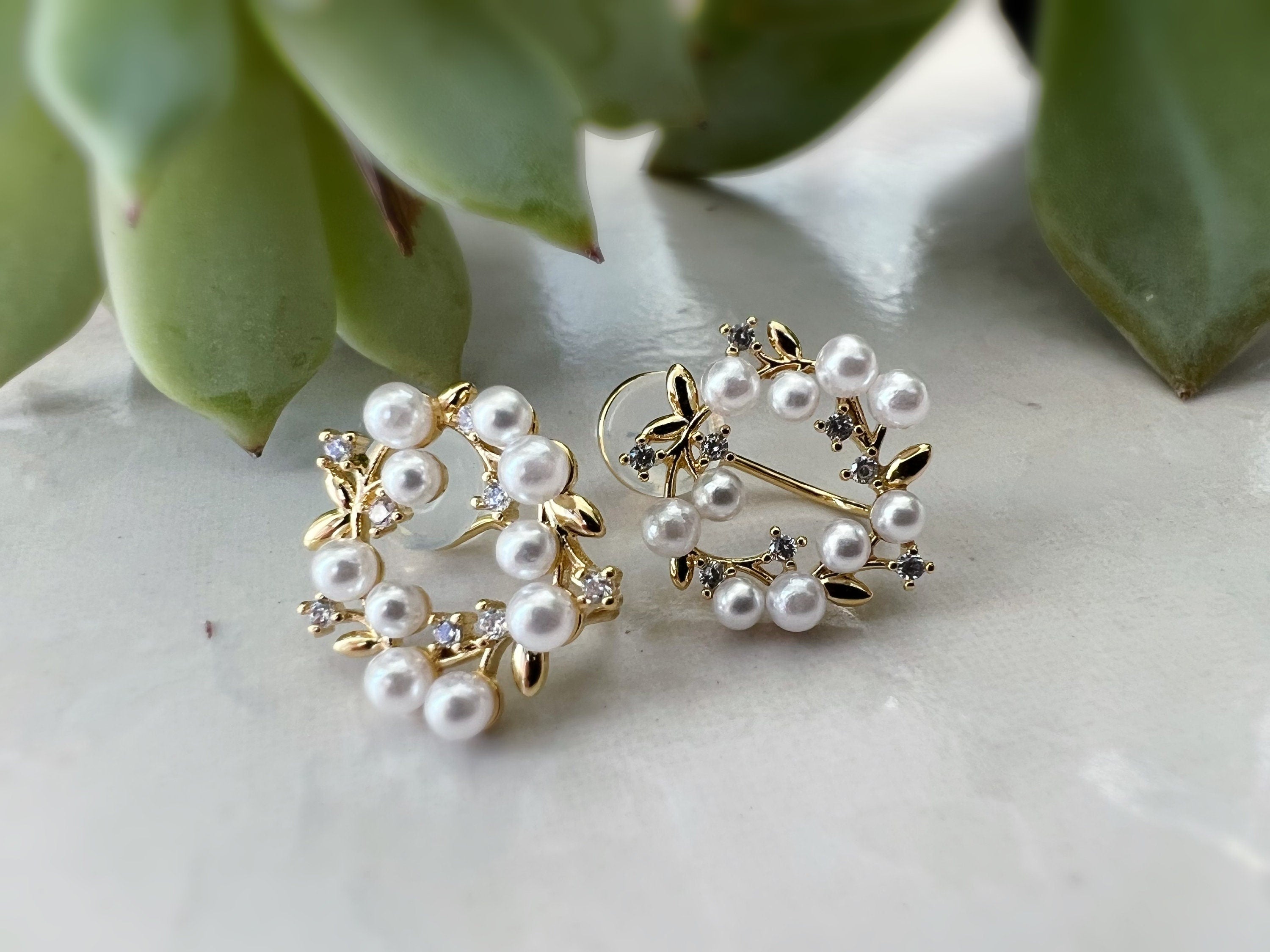 SANS DOULEUR ! Boucles d'oreilles CLIPS U Cercle branche d'olivier Mini Pierres Zircon Perle blanche Rond plaqué d'Or. Confortable.