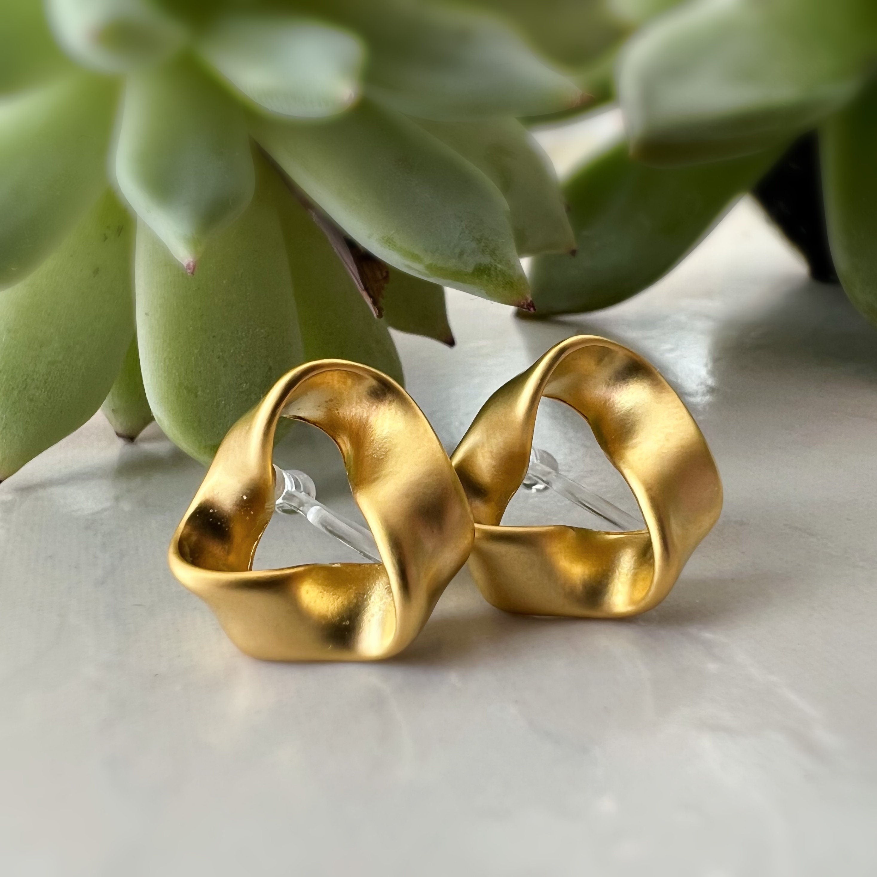 Boucles d'oreilles Clips INVISIBLES Triangle torsadé couleur Or Mat / Argent, Clips d'oreilles confortable bijoux minimaliste quotidien.