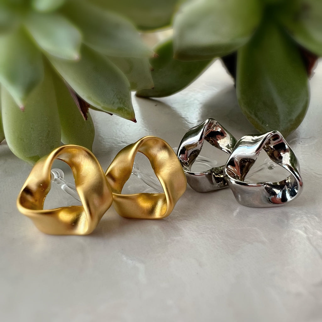 Boucles d'oreilles Clips INVISIBLES Triangle torsadé couleur Or Mat / Argent, Clips d'oreilles confortable bijoux minimaliste quotidien.