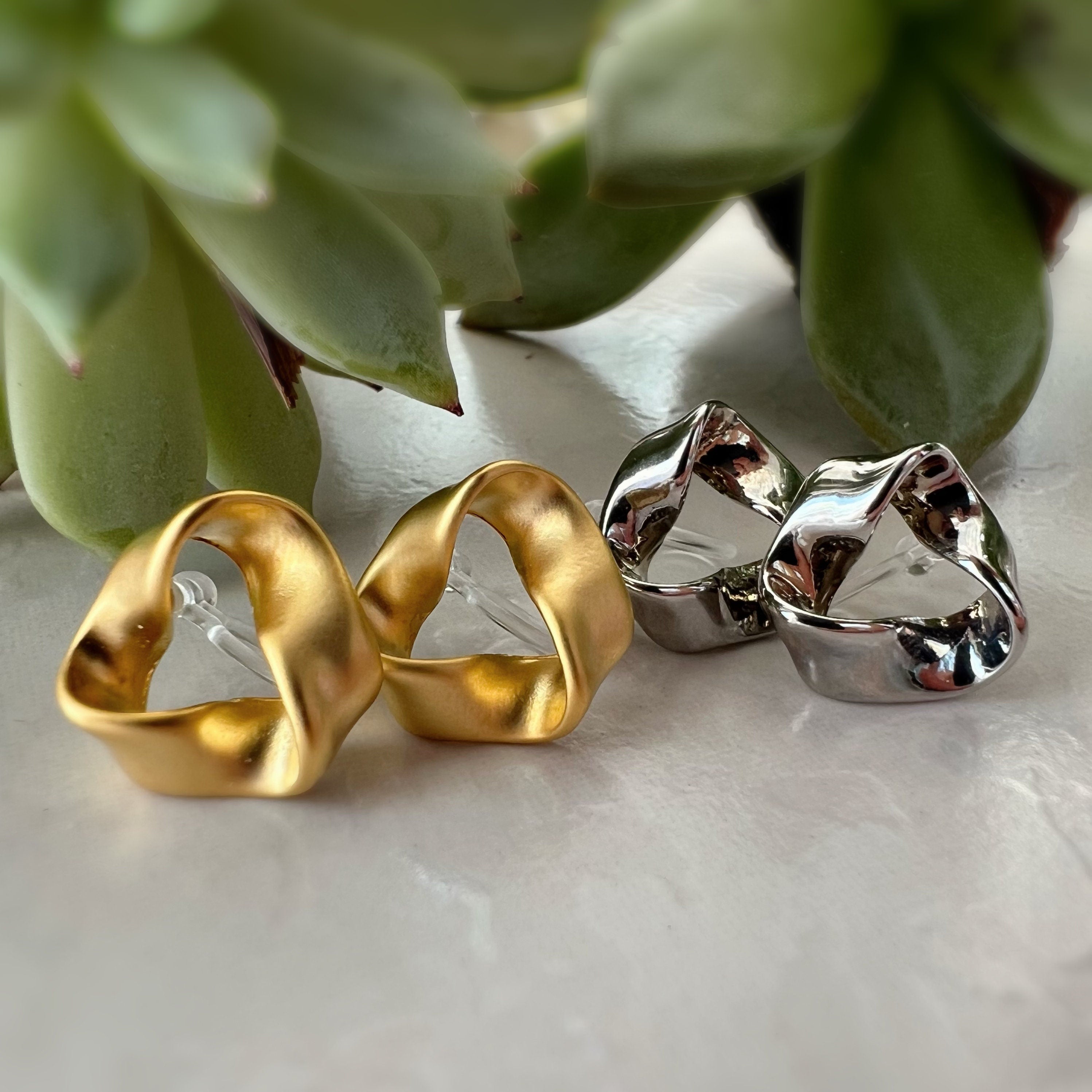 Boucles d'oreilles Clips INVISIBLES Triangle torsadé couleur Or Mat / Argent, Clips d'oreilles confortable bijoux minimaliste quotidien.