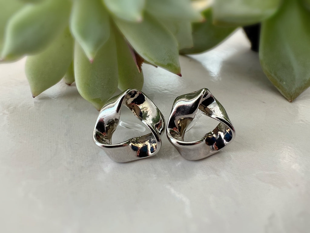 Boucles d'oreilles Clips INVISIBLES Triangle torsadé couleur Or Mat / Argent, Clips d'oreilles confortable bijoux minimaliste quotidien.