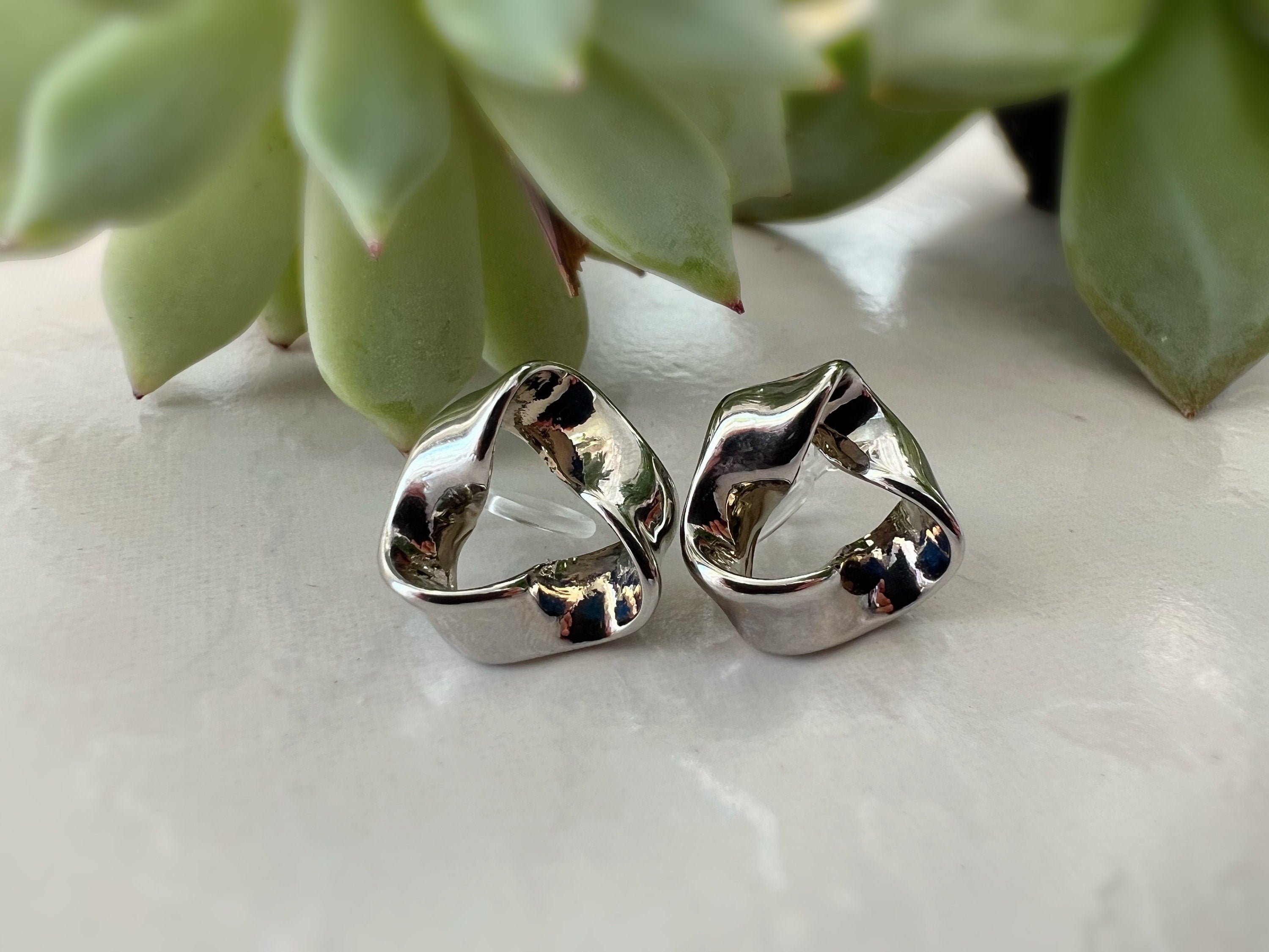 Boucles d'oreilles Clips INVISIBLES Triangle torsadé couleur Or Mat / Argent, Clips d'oreilles confortable bijoux minimaliste quotidien.