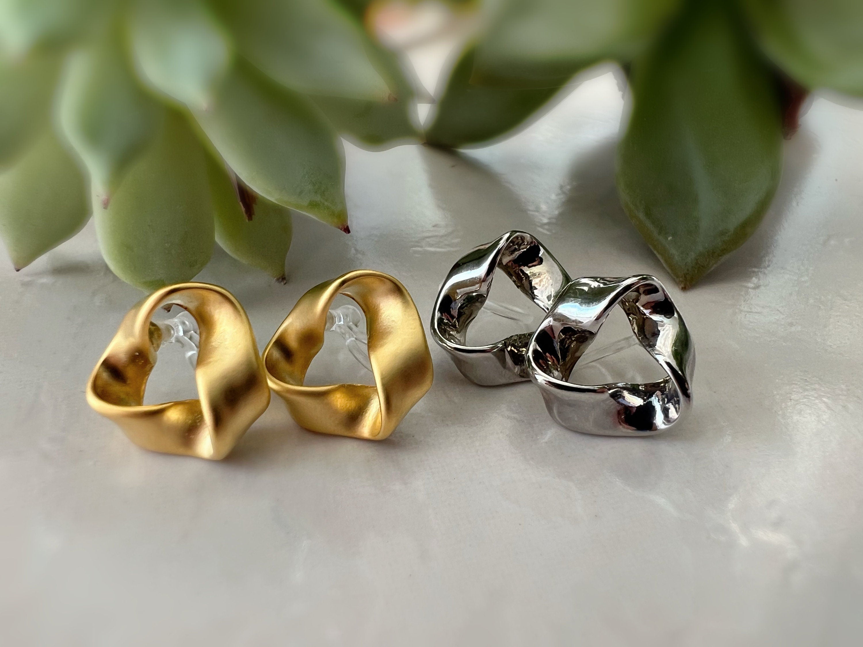 Boucles d'oreilles Clips INVISIBLES Triangle torsadé couleur Or Mat / Argent, Clips d'oreilles confortable bijoux minimaliste quotidien.