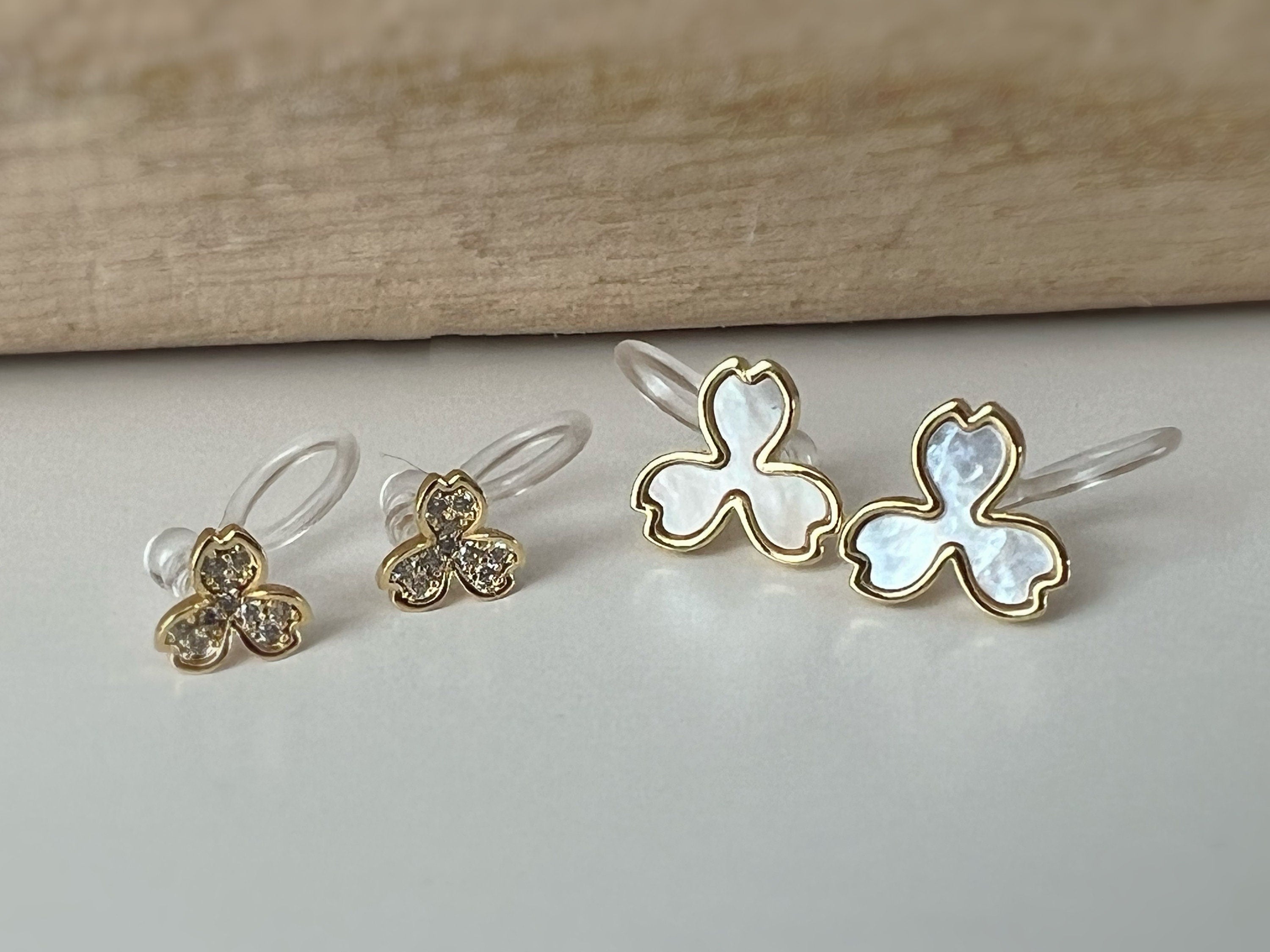 Mini Boucles d'oreilles Clips INVISIBLE Or trois Feuilles nacre blanche et Mini Zircon. Clips d'oreilles Confortables, bijoux quotidien