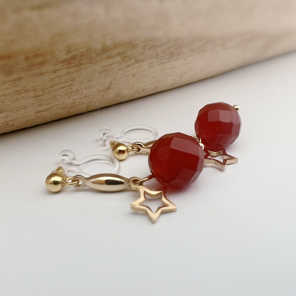 Noël, Boucles d'oreilles CLIPS INVISIBLES pendantes Or, Perle facettes Rouge /Verte petite Etoile creuses. Cadeau Noël prêt à offrir