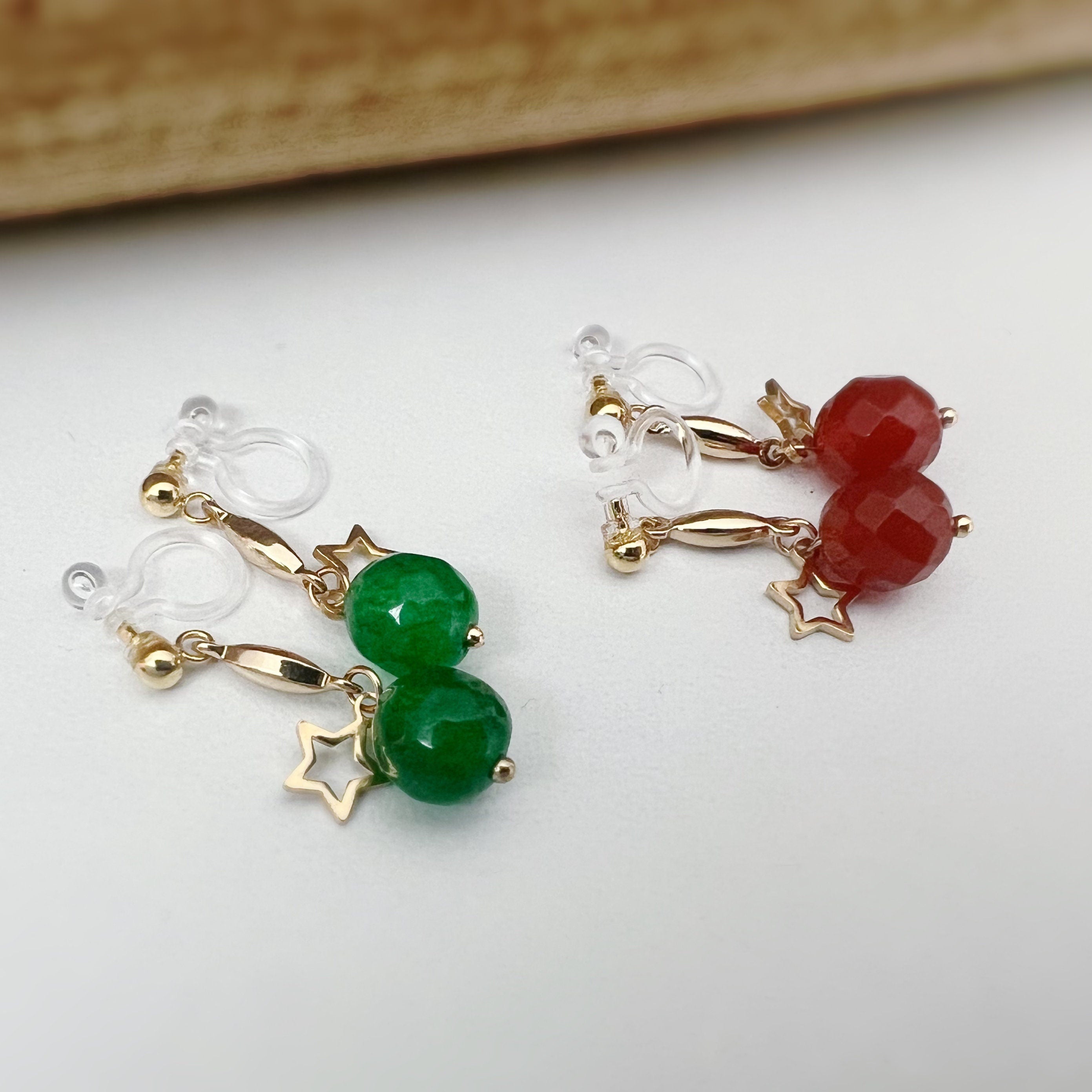 Noël, Boucles d'oreilles CLIPS INVISIBLES pendantes Or, Perle facettes Rouge /Verte petite Etoile creuses. Cadeau Noël prêt à offrir