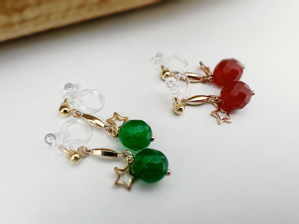 Noël, Boucles d'oreilles CLIPS INVISIBLES pendantes Or, Perle facettes Rouge /Verte petite Etoile creuses. Cadeau Noël prêt à offrir
