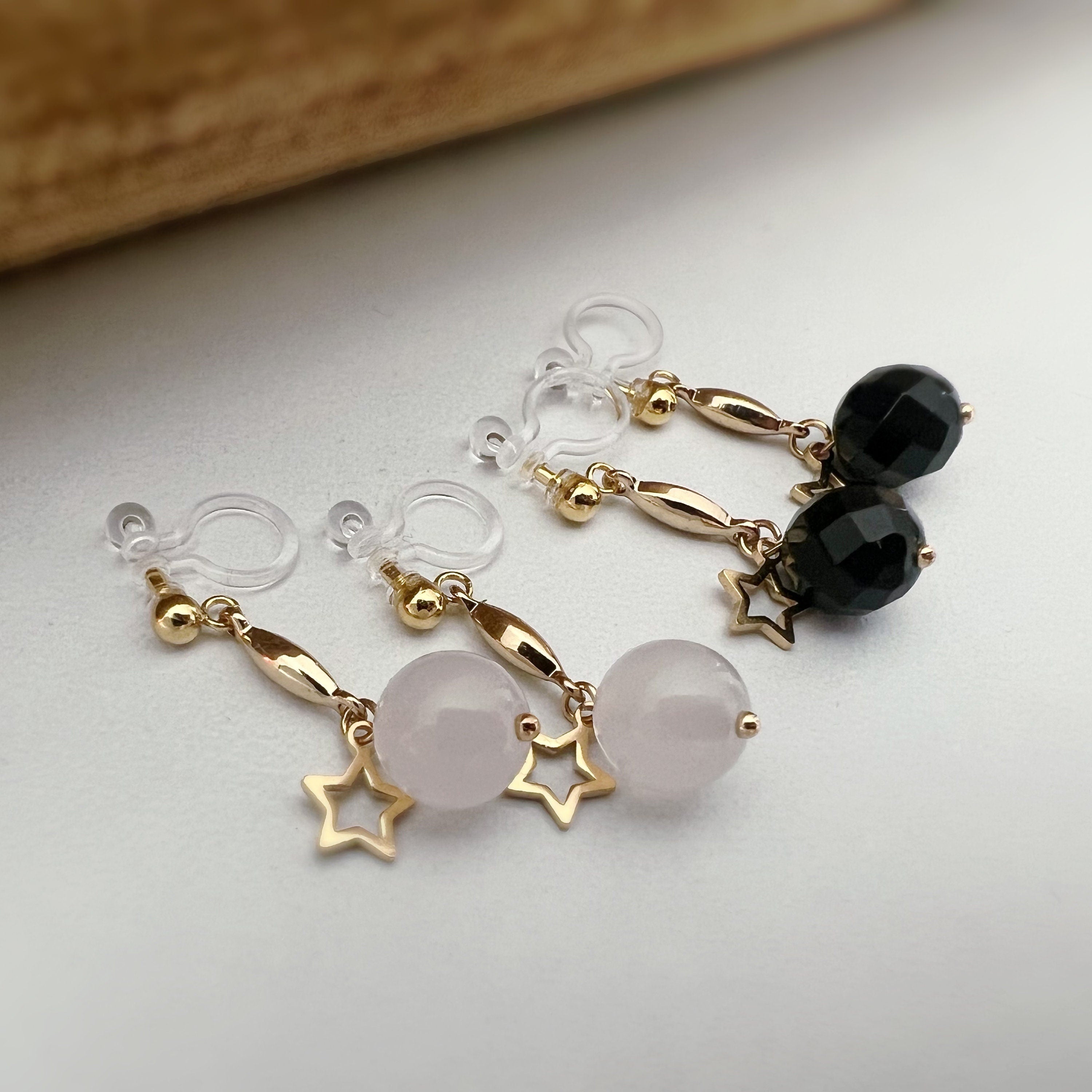 Boucles d'oreilles CLIPS INVISIBLES pendantes Or, Perle agate blanche / Perle facette noire, Petite Etoile creuse Cadeau prêt à offrir
