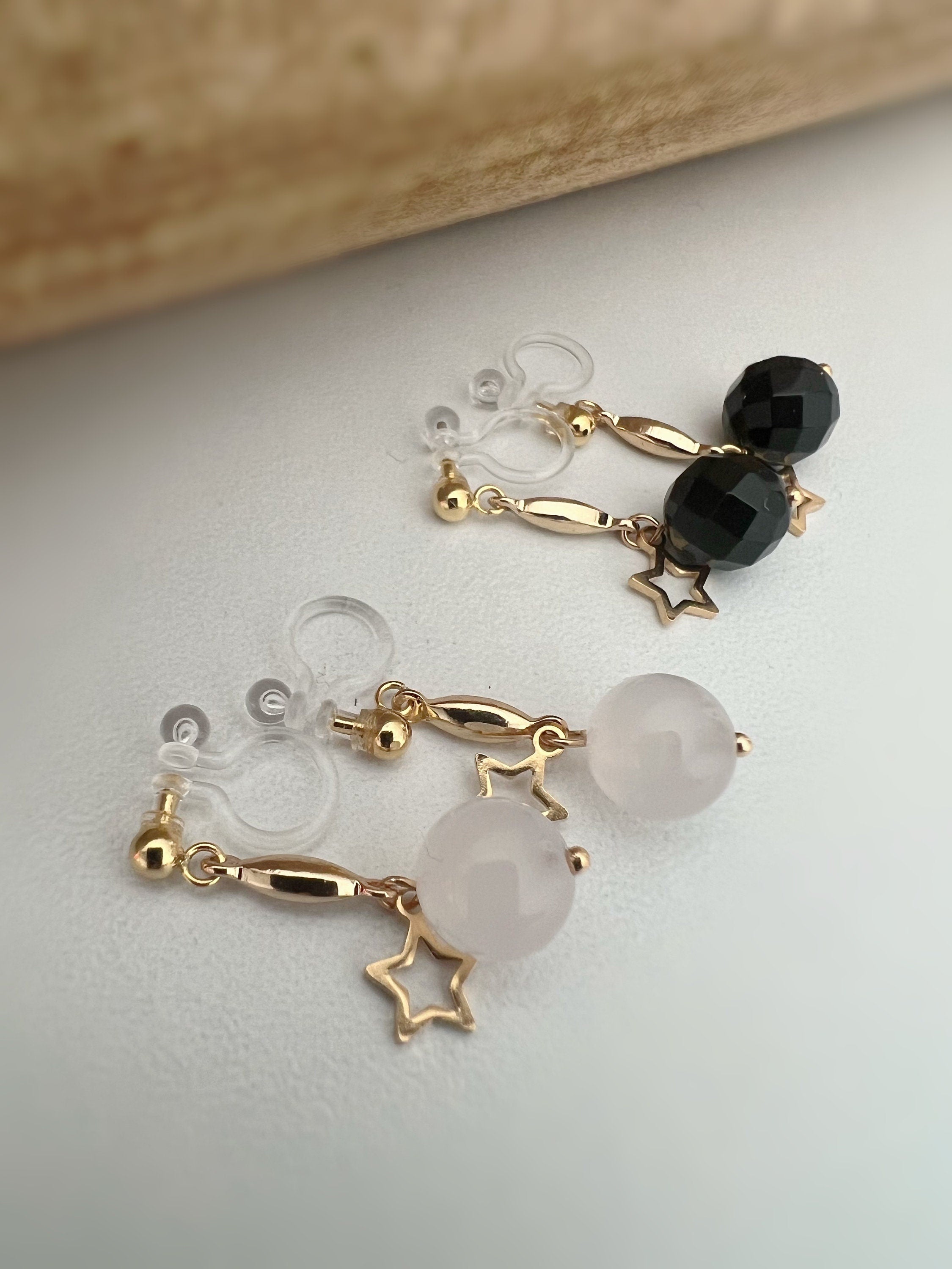 Boucles d'oreilles CLIPS INVISIBLES pendantes Or, Perle agate blanche / Perle facette noire, Petite Etoile creuse Cadeau prêt à offrir