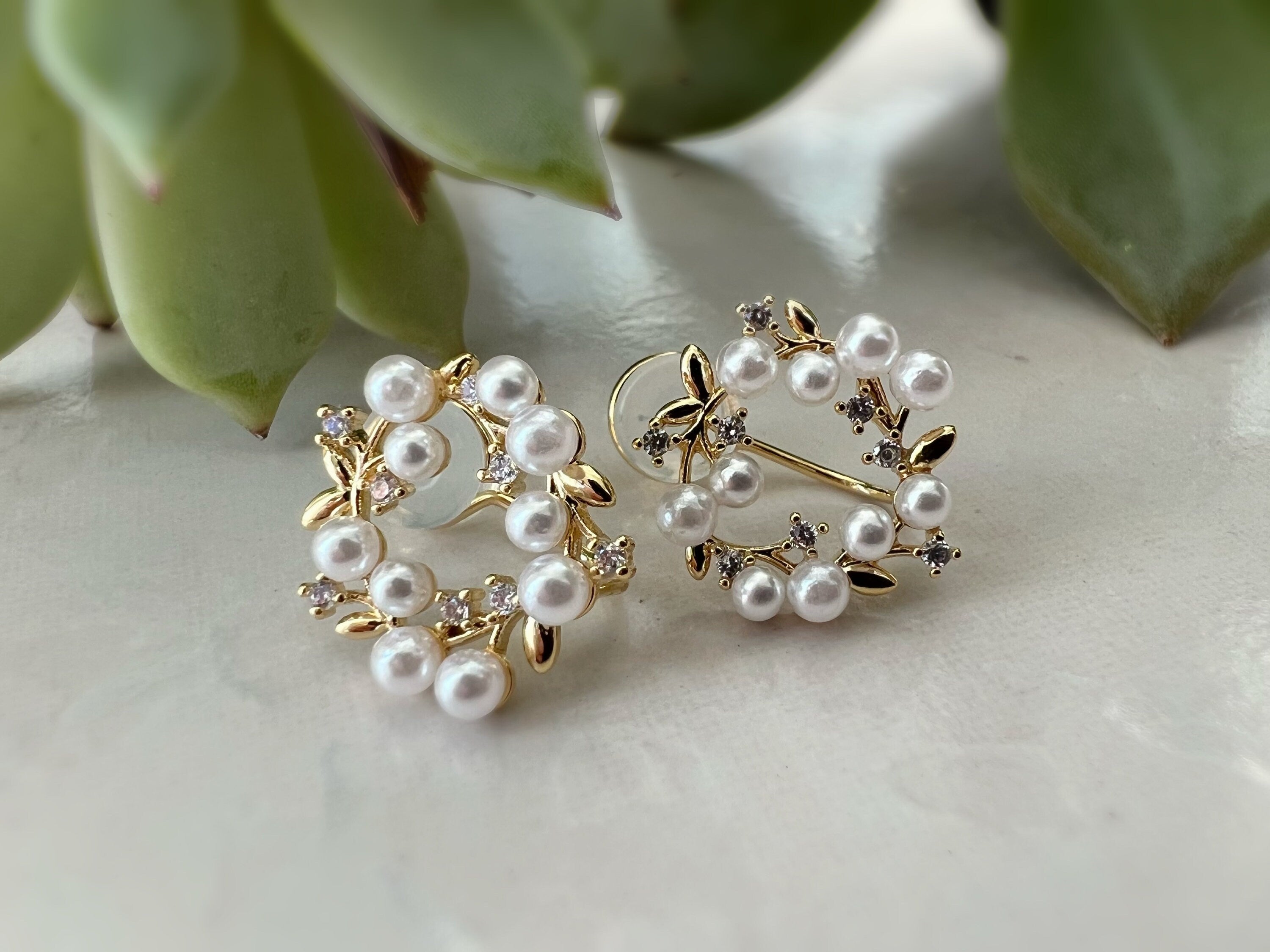 SANS DOULEUR ! Boucles d'oreilles CLIPS U Cercle branche d'olivier Mini Pierres Zircon Perle blanche Rond plaqué d'Or. Confortable.
