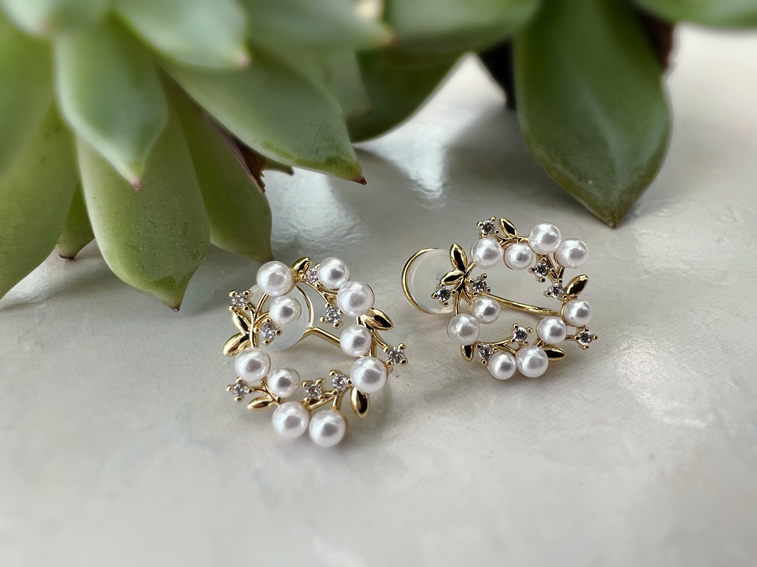 SANS DOULEUR ! Boucles d'oreilles CLIPS U Cercle branche d'olivier Mini Pierres Zircon Perle blanche Rond plaqué d'Or. Confortable.