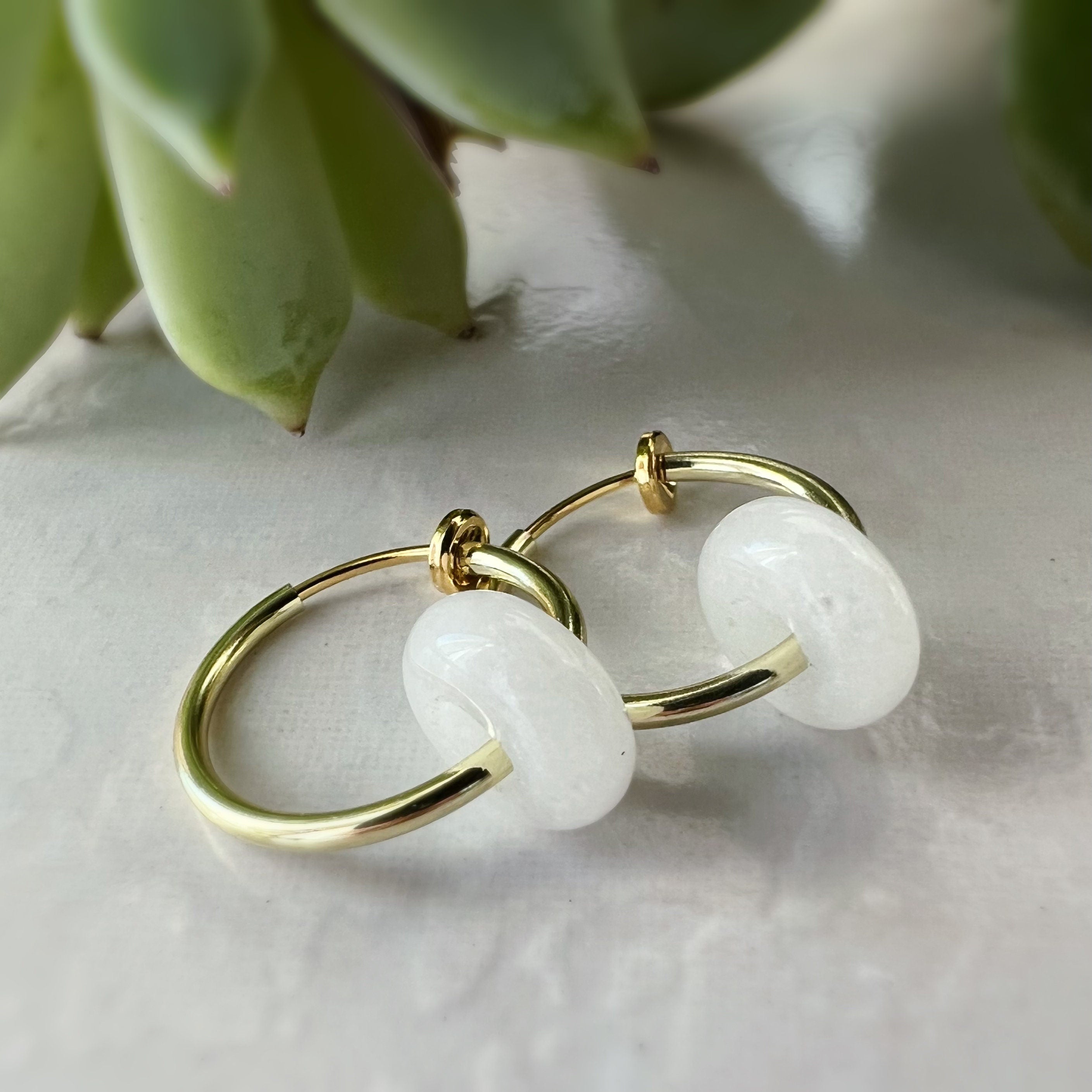 2 EN 1, Clips d'oreilles Anneaux Petit cercle de jade blanc. Créoles Clips 18mm Argent / Or. CLIPS confortable Oreilles non percées.