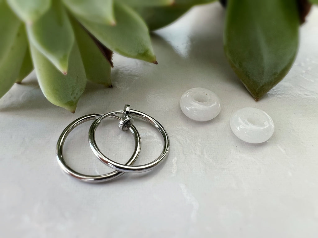 2 EN 1, Clips d'oreilles Anneaux Petit cercle de jade blanc. Créoles Clips 18mm Argent / Or. CLIPS confortable Oreilles non percées.