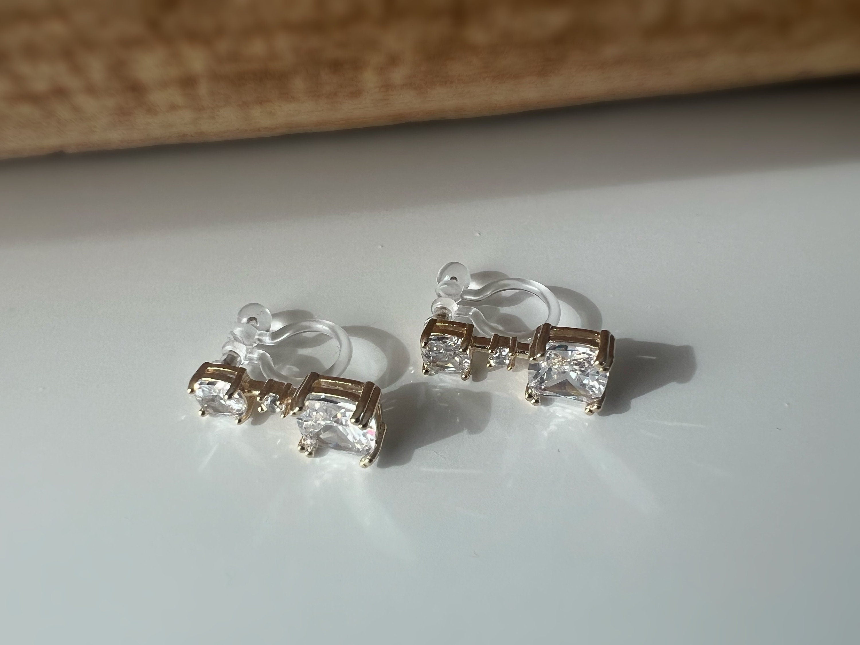 Clips d'oreilles invisibles Carré mini pierre zircon transparent. CLIPS confortable prêt à offrir