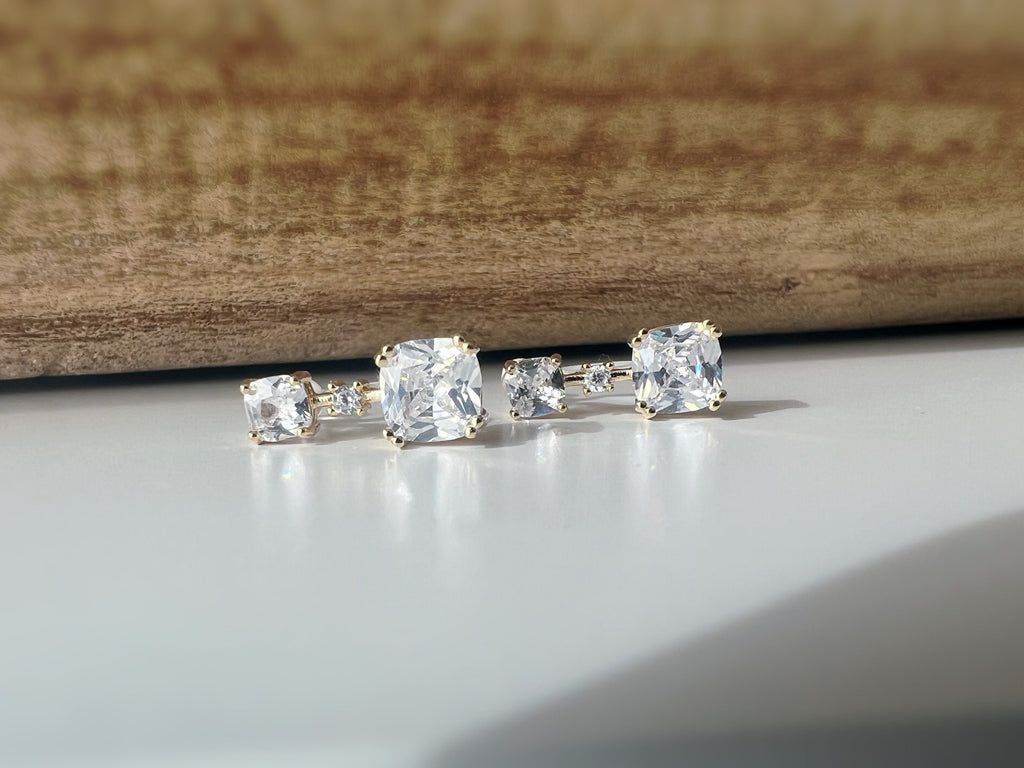 Clips d'oreilles invisibles Carré mini pierre zircon transparent. CLIPS confortable prêt à offrir