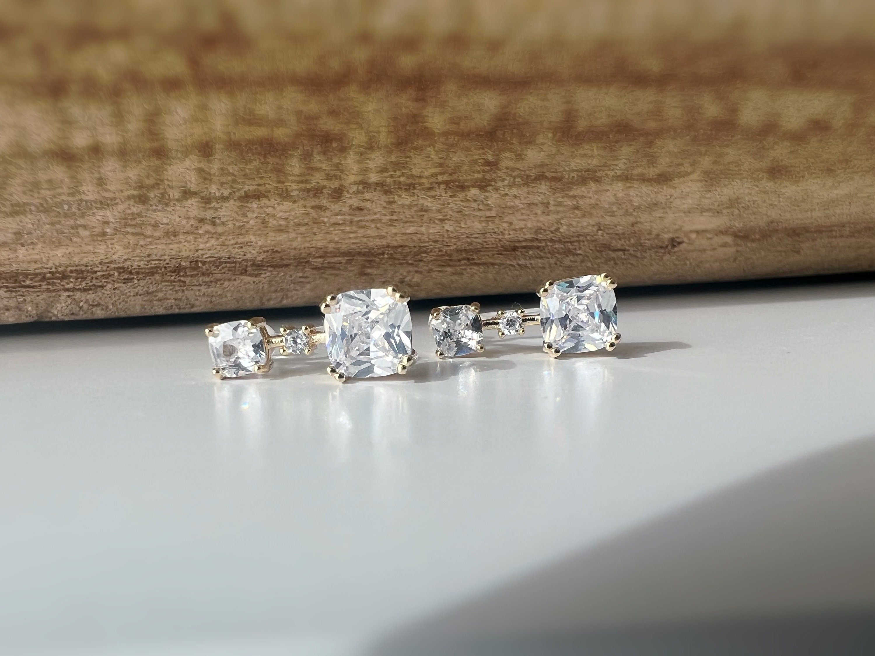 Clips d'oreilles invisibles Carré mini pierre zircon transparent. CLIPS confortable prêt à offrir