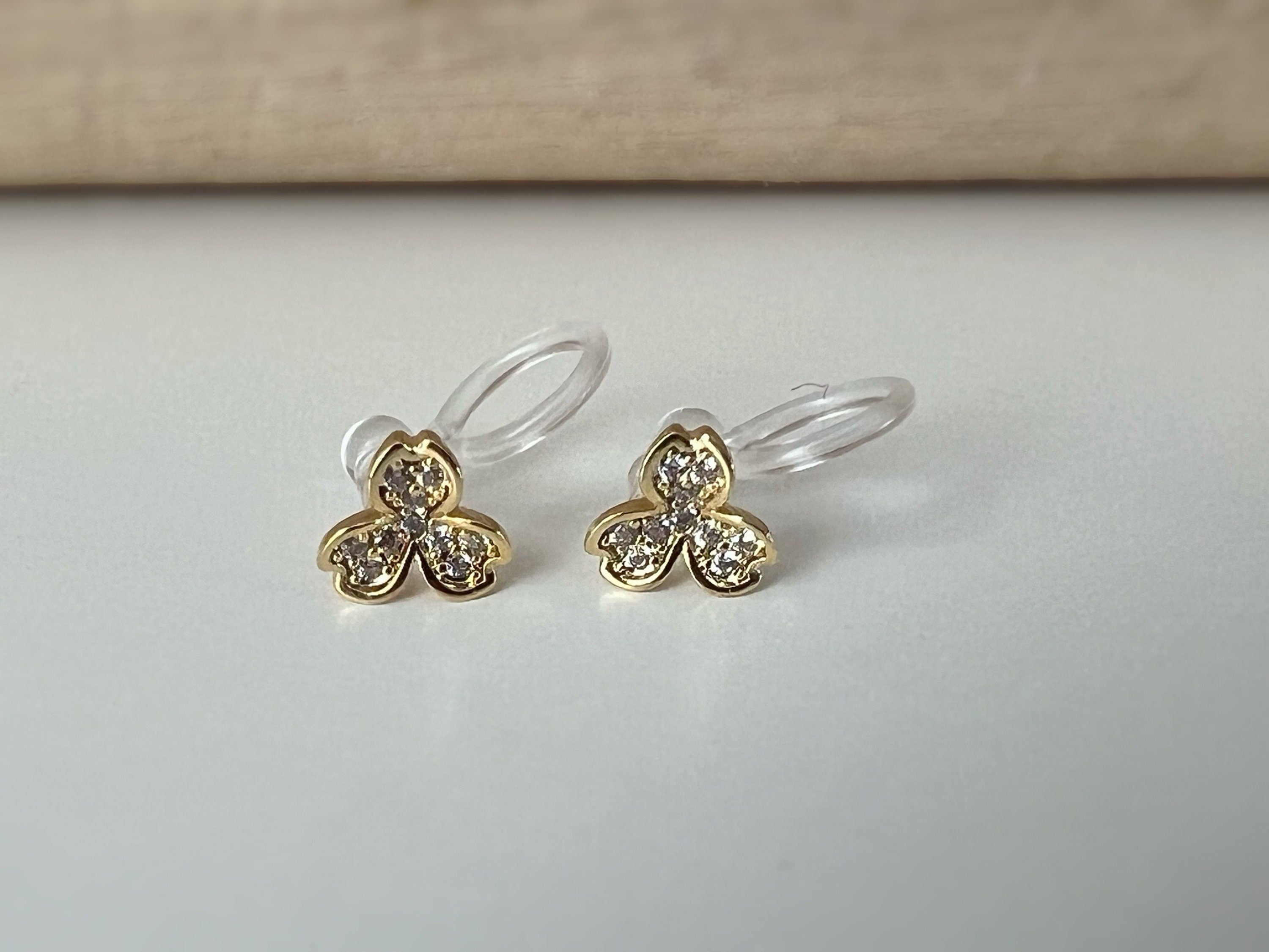 Mini Boucles d'oreilles Clips INVISIBLE Or trois Feuilles nacre blanche et Mini Zircon. Clips d'oreilles Confortables, bijoux quotidien