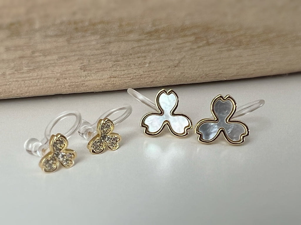 Mini Boucles d'oreilles Clips INVISIBLE Or trois Feuilles nacre blanche et Mini Zircon. Clips d'oreilles Confortables, bijoux quotidien