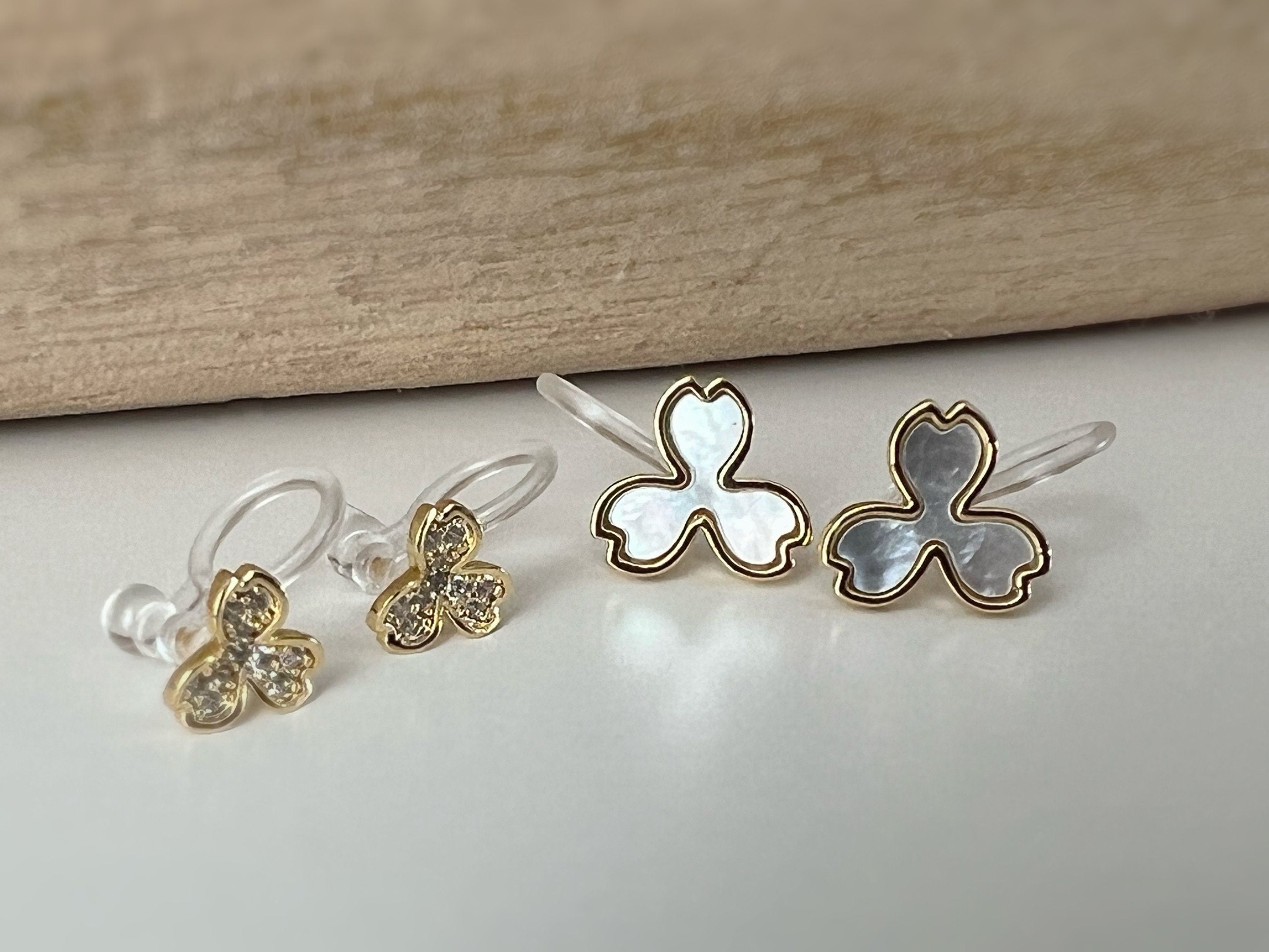 Mini Boucles d'oreilles Clips INVISIBLE Or trois Feuilles nacre blanche et Mini Zircon. Clips d'oreilles Confortables, bijoux quotidien