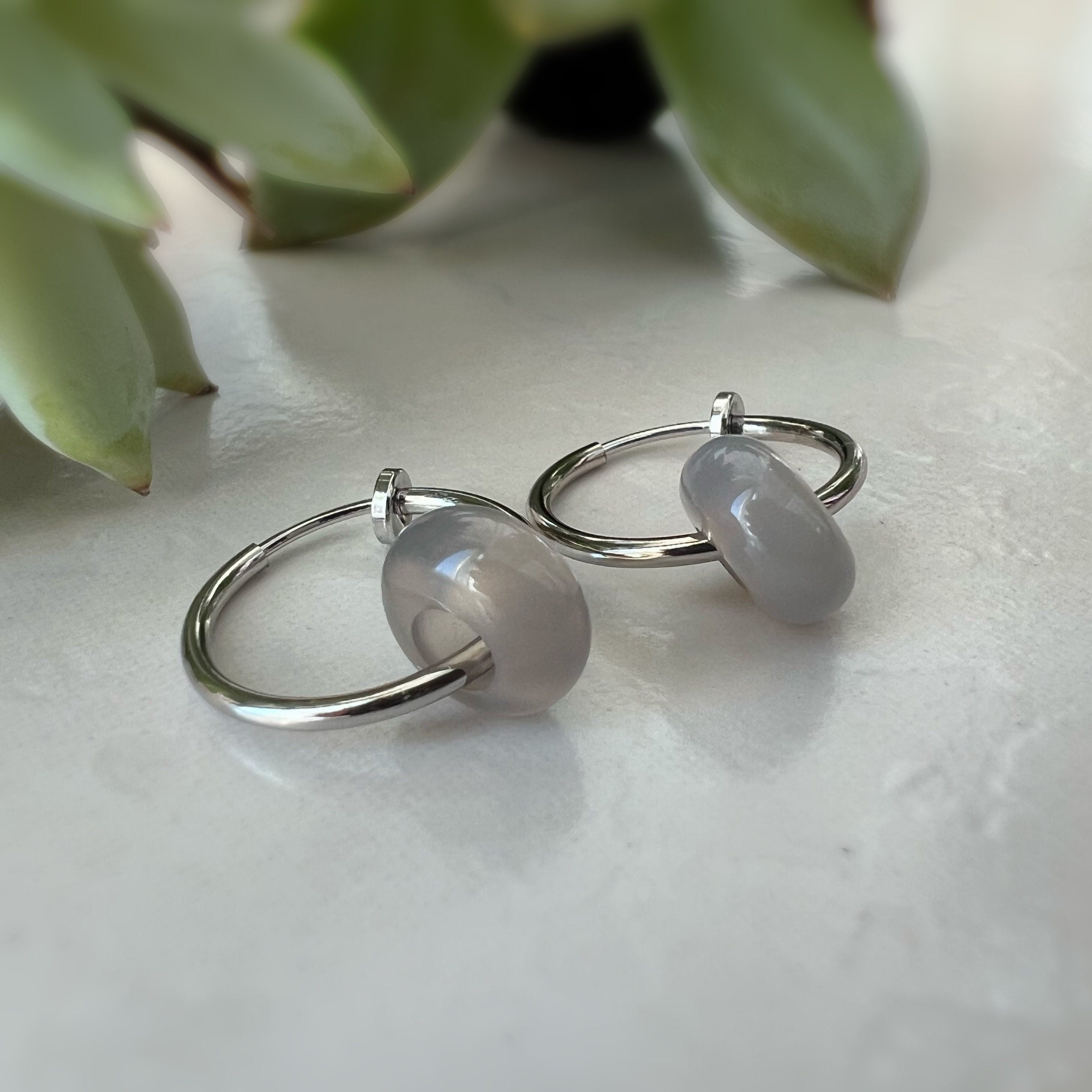 2 EN 1, Clips d'oreilles Anneaux Petit cercle agate grise. Créoles Clips 18mm Argent / Or. CLIPS confortable Oreilles non percées.