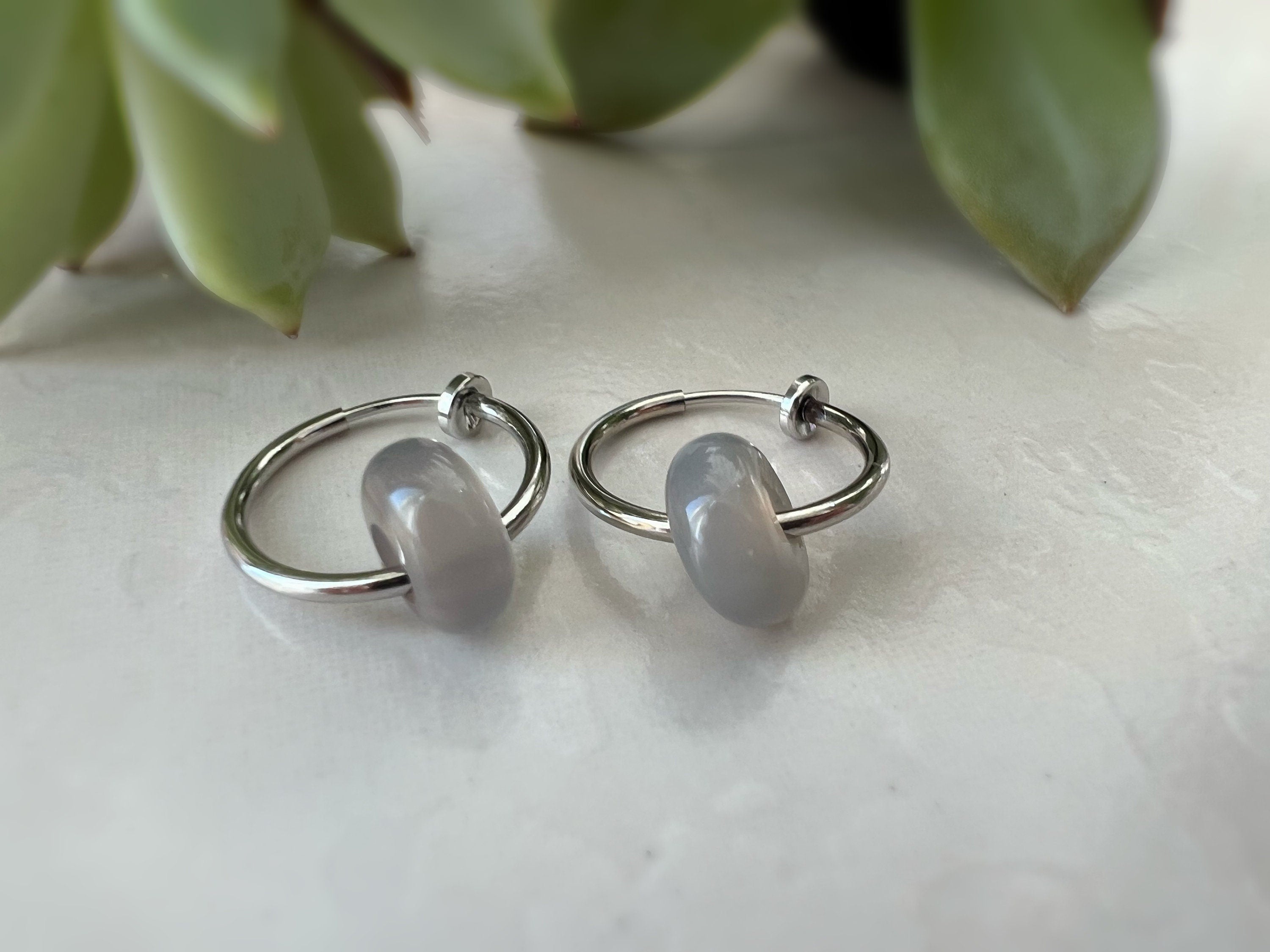 2 EN 1, Clips d'oreilles Anneaux Petit cercle agate grise. Créoles Clips 18mm Argent / Or. CLIPS confortable Oreilles non percées.