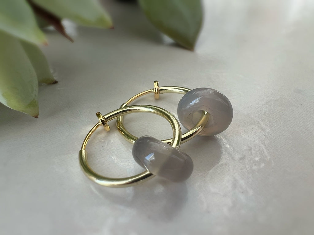 2 EN 1, Clips d'oreilles Anneaux Petit cercle agate grise. Créoles Clips 18mm Argent / Or. CLIPS confortable Oreilles non percées.