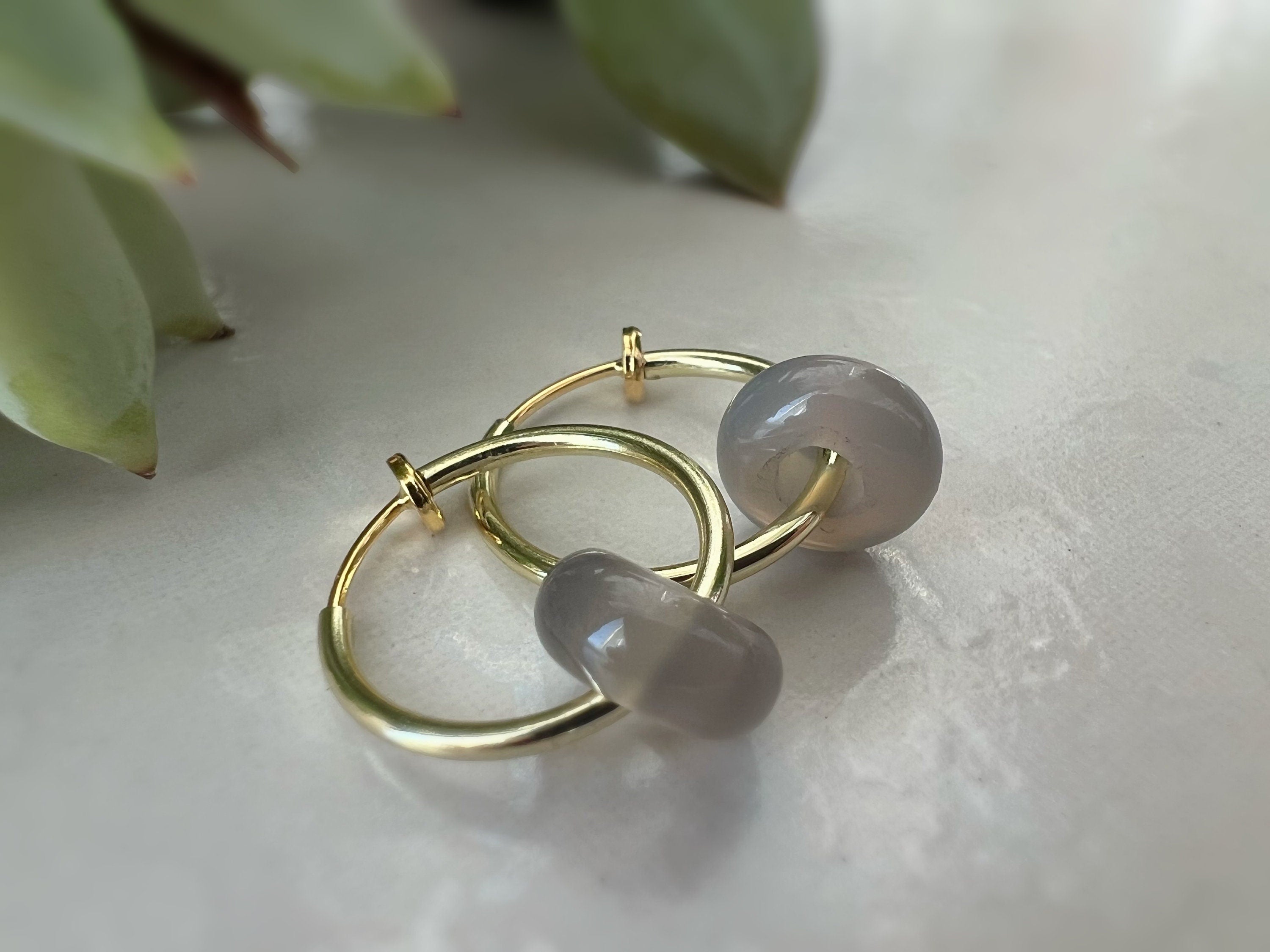 2 EN 1, Clips d'oreilles Anneaux Petit cercle agate grise. Créoles Clips 18mm Argent / Or. CLIPS confortable Oreilles non percées.
