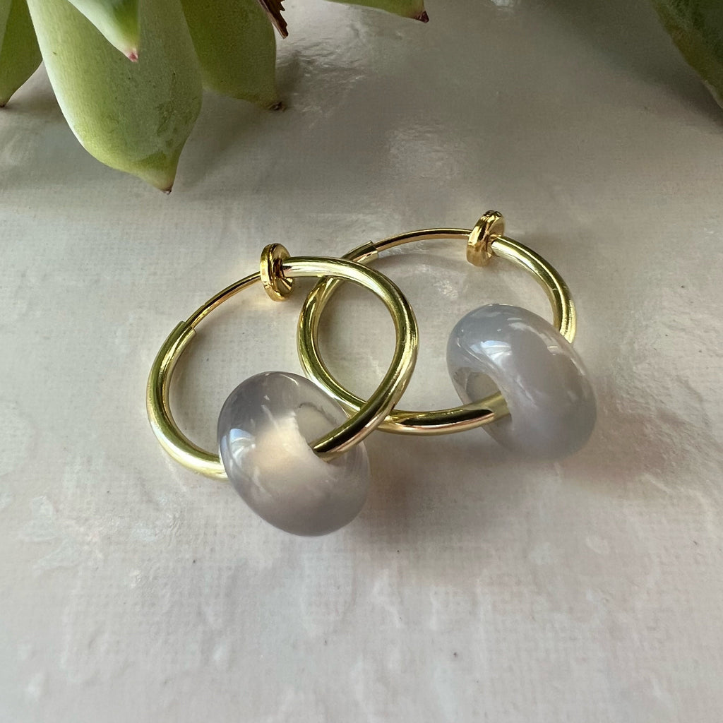 2 EN 1, Clips d'oreilles Anneaux Petit cercle agate grise. Créoles Clips 18mm Argent / Or. CLIPS confortable Oreilles non percées.