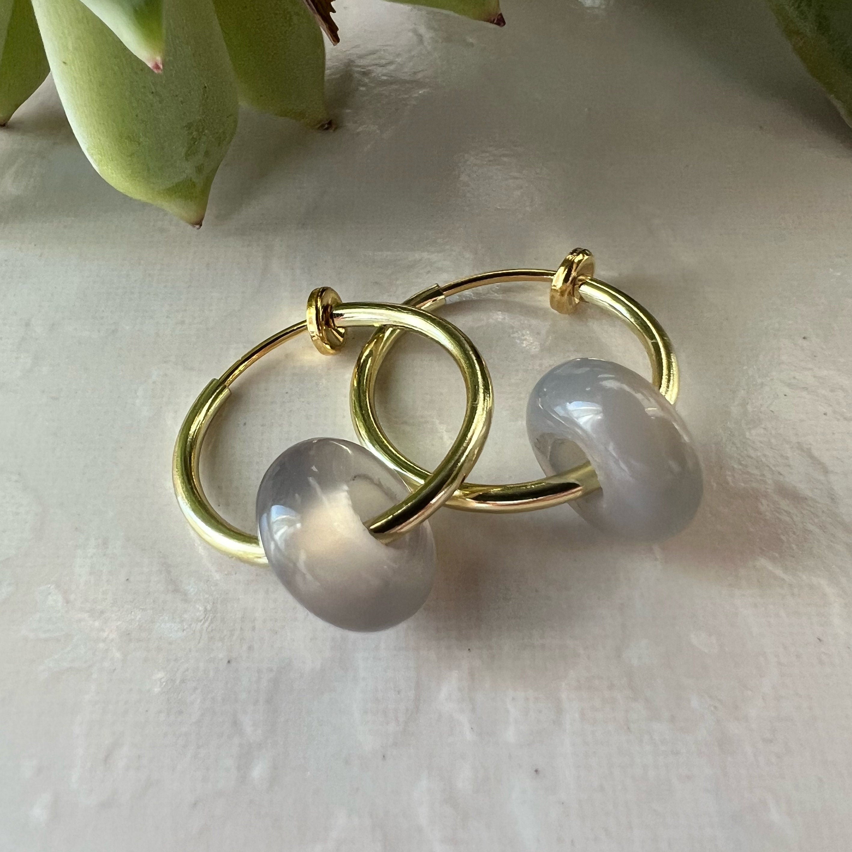 2 EN 1, Clips d'oreilles Anneaux Petit cercle agate grise. Créoles Clips 18mm Argent / Or. CLIPS confortable Oreilles non percées.