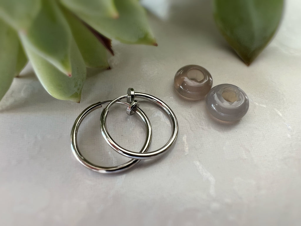 2 EN 1, Clips d'oreilles Anneaux Petit cercle agate grise. Créoles Clips 18mm Argent / Or. CLIPS confortable Oreilles non percées.